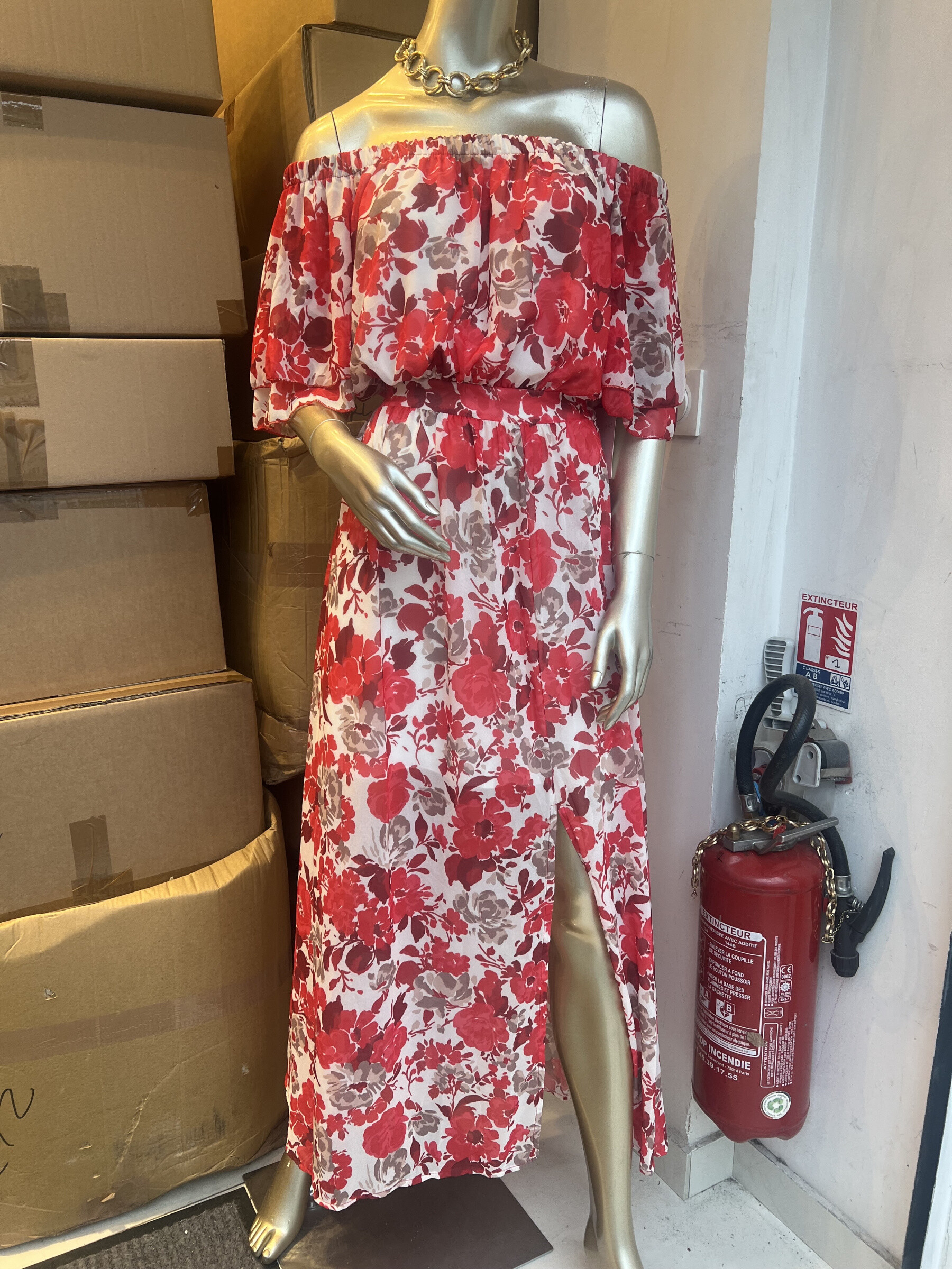 Wholesaler LATINO - Long bare shoulders dress red floral print