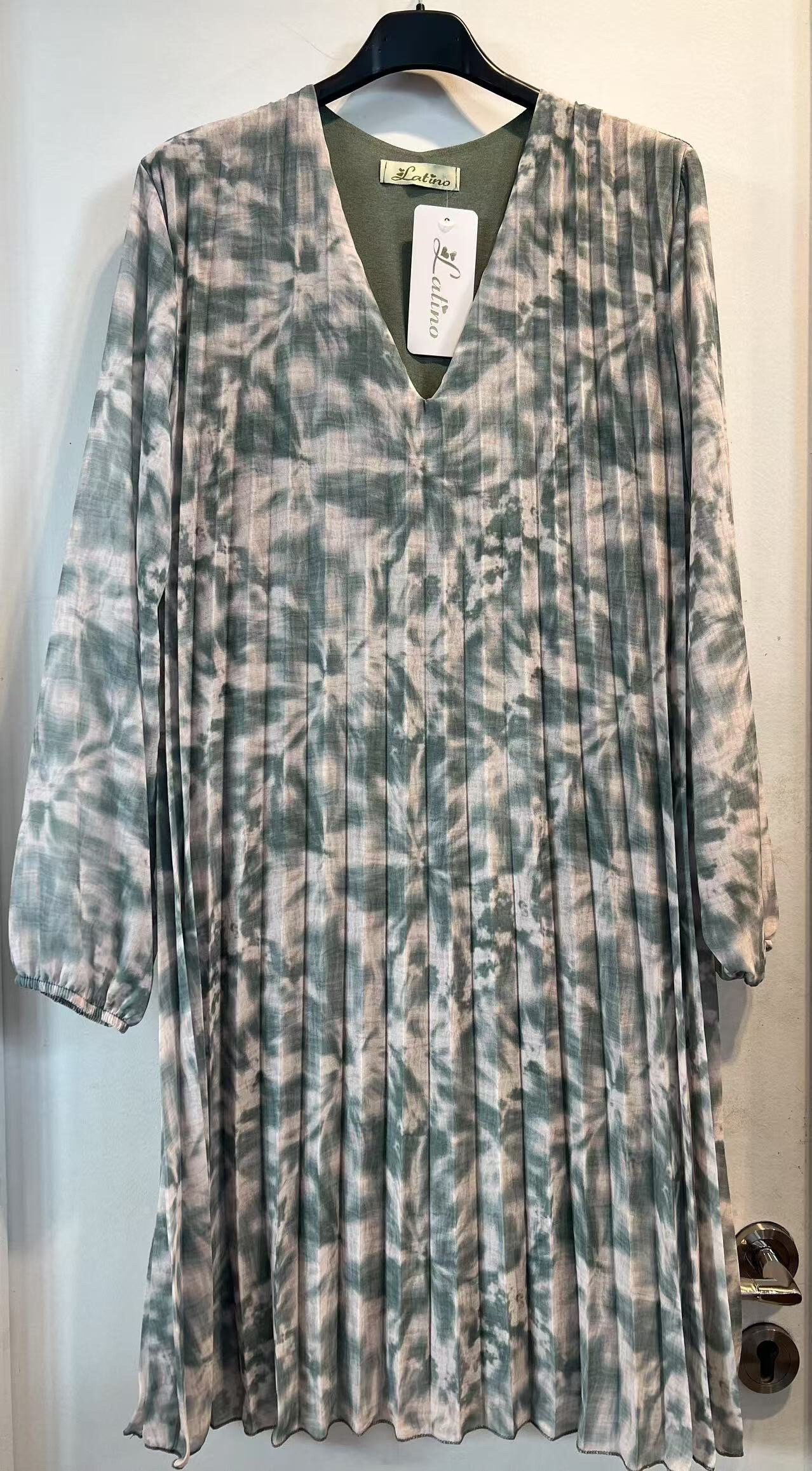Großhändler LATINO - Gedrucktes V -Neck -Kleid