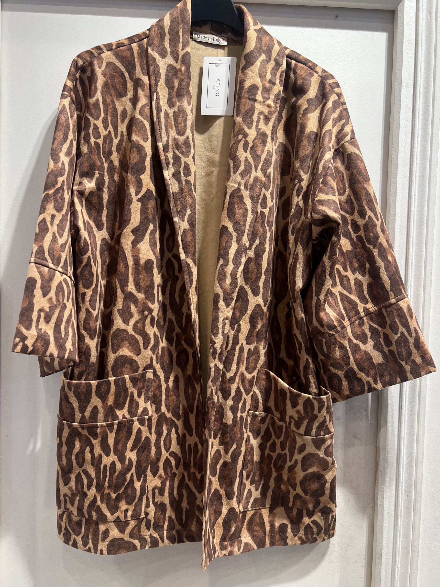 Grossista LATINO - Giacca blazer in stampa leopardata, taglio sciolto e tasche placcate