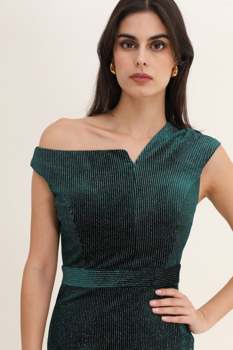 Grossiste Lautinel - Robe en velours ornée de strass, coupe asymétrique