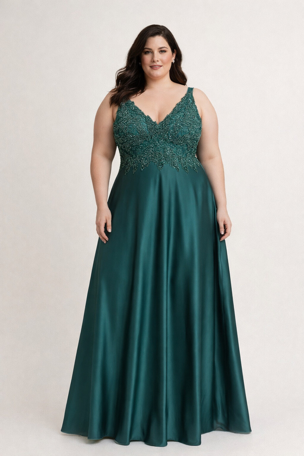 Grossiste Lautinel - Robe longue de soirée en satin col V et perlée
