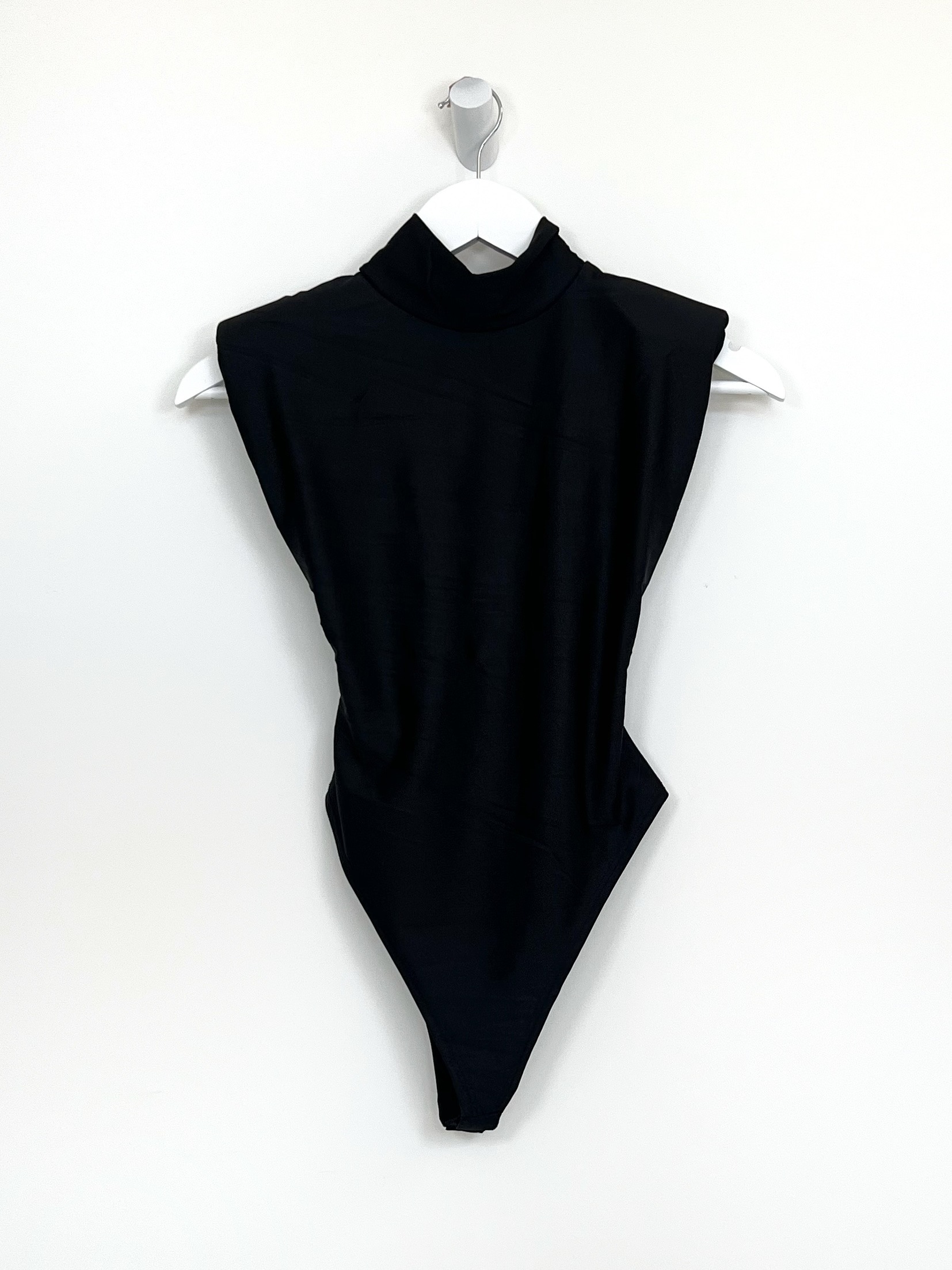 Wholesaler LAYLA - Body in lycra material with padding on the shoulders, it has a whole in the back for, a must have for the fashionistas