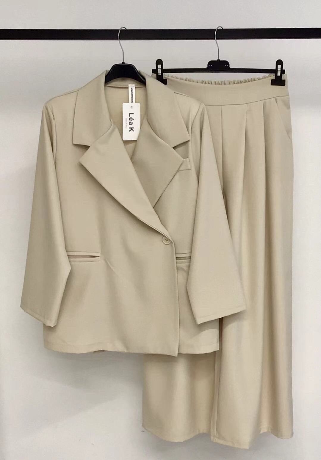 Blazer élégant en polyester et élasthanne, parfait pour l'automne, fabriqué en Italie. Idéal pour une allure chic au bureau.