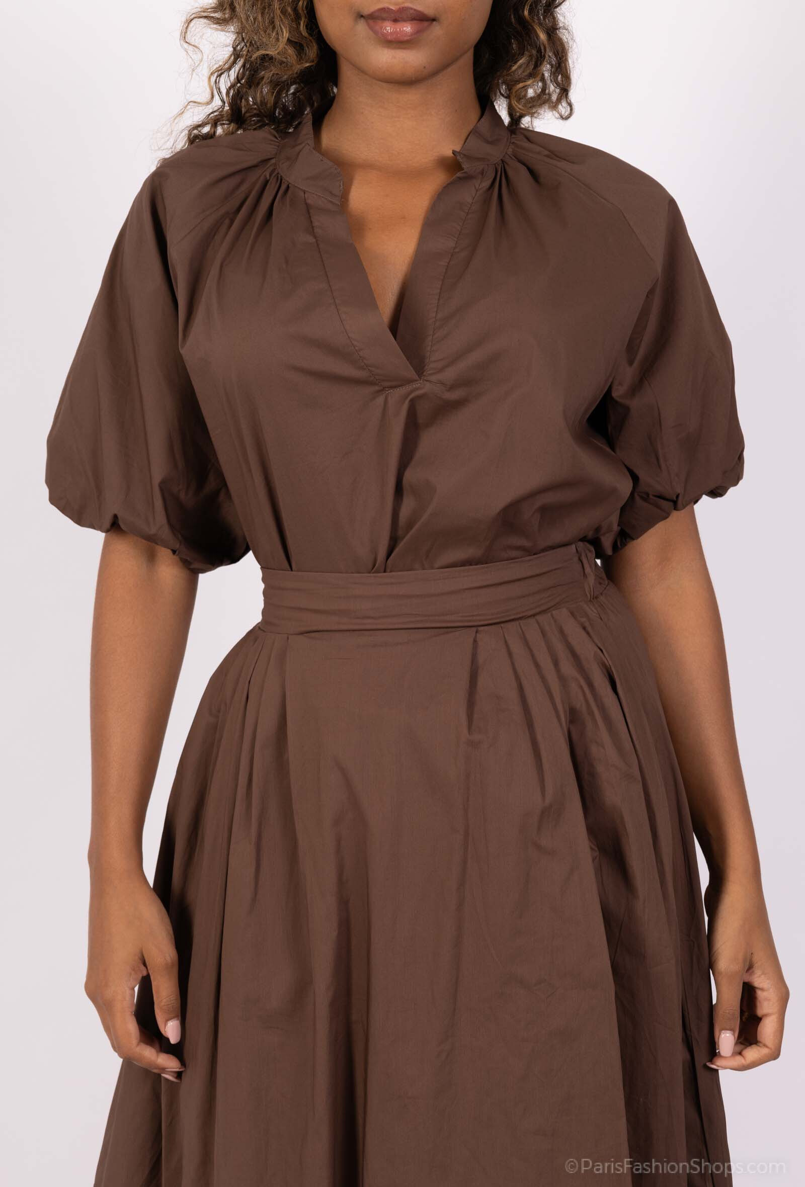 Crafted in soft cotton, this blouse offers a natural drape and a casual look. Its V-neck Mao collar, puffy sleeves, and delicate gathers bring femininity and volume. The loose fit ensures comfort throughout the day. The model is 177cm tall and wears the size S. S ⁄ M=36-40 M ⁄ L=40-44