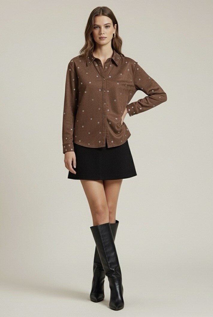 Plongez dans l’univers rock-chic avec cette chemise en suédine ultra douce couleur chocolat profond. Coupe oversized généreuse, parfaite pour un look effortless.Manches longues avec poignets boutonnés. Boutonnage ton sur ton sur le devant.Col chemise classique revisité par la densité d’œillets.Suédine haut de gamme, souple et légèrement extensible pour un confort absolu.
La mannequin le modèle en taille S/M