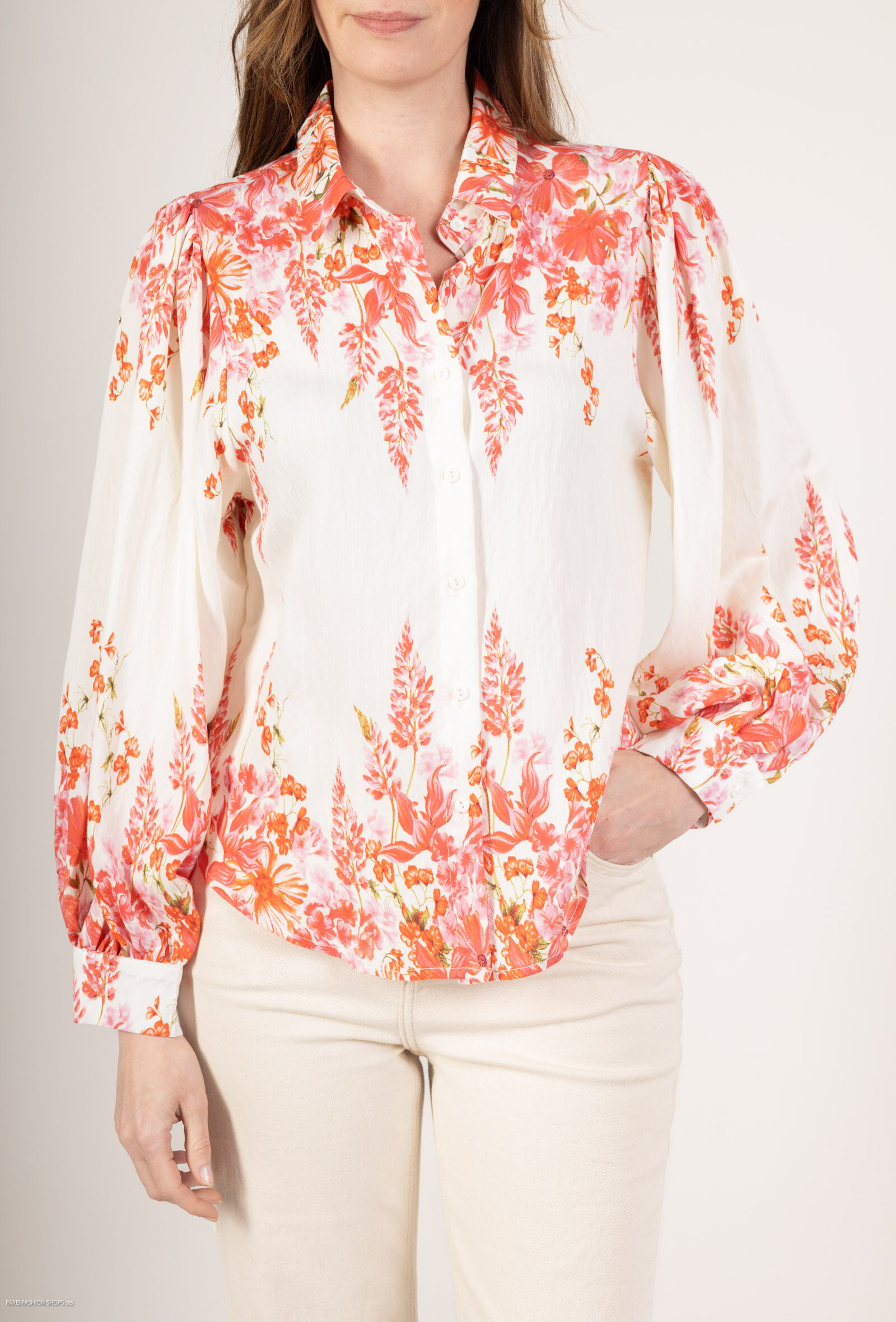Flower printed shirt.
The model measures 177cm and carries the model in size S.