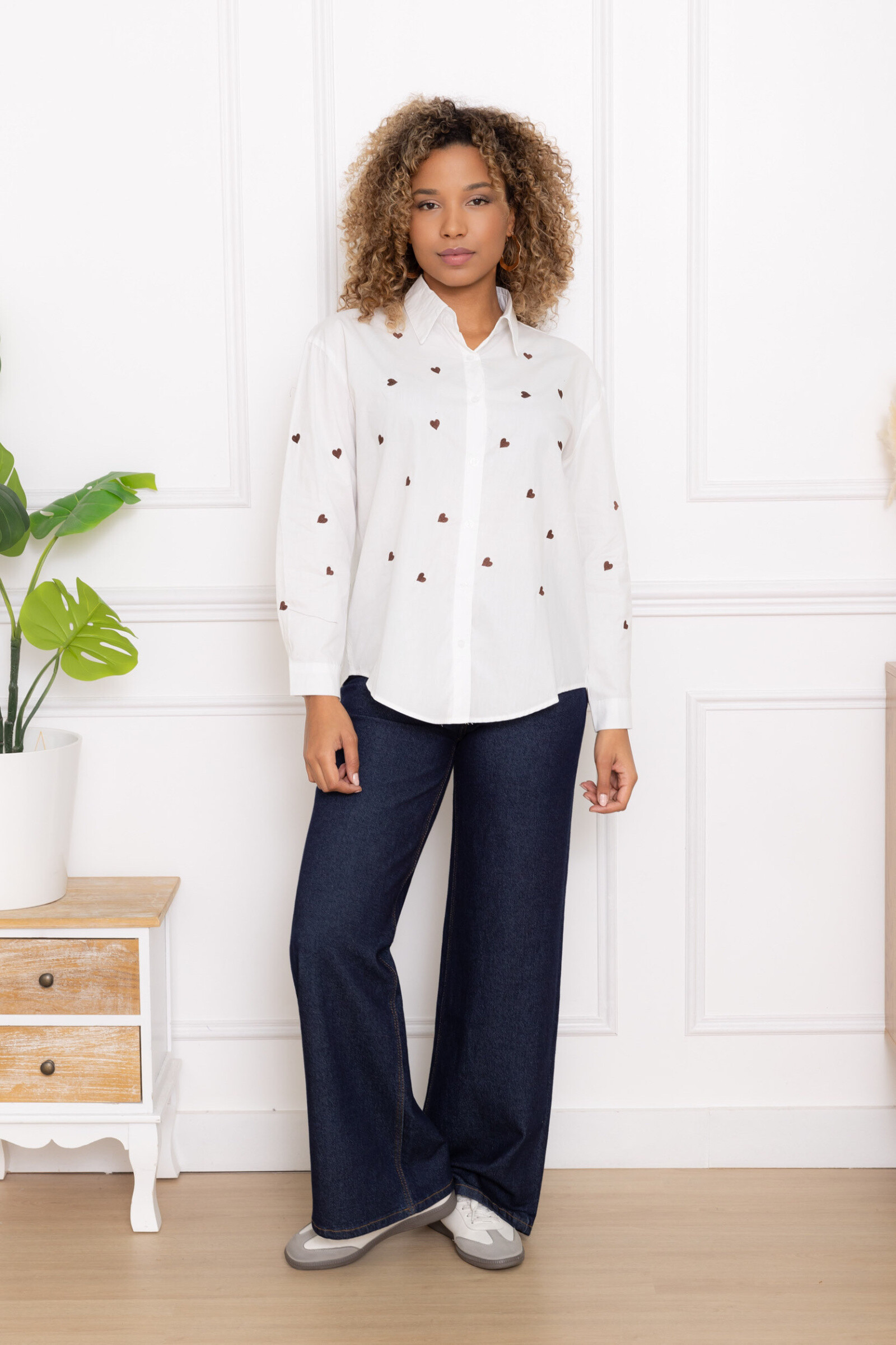 Add a touch of charm to your wardrobe with this timeless white shirt, enhanced by delicate embroidery in the shape of small brown hearts. Straight cut, comfortable and easy to pair. Classic, structured collar
Sleeves: long with buttoned cuffs. Closure: discreet button placket at the front. Patterns: brown thread embroidered hearts, harmoniously distributed over the entire shirt.
The model is wearing a size S/M.