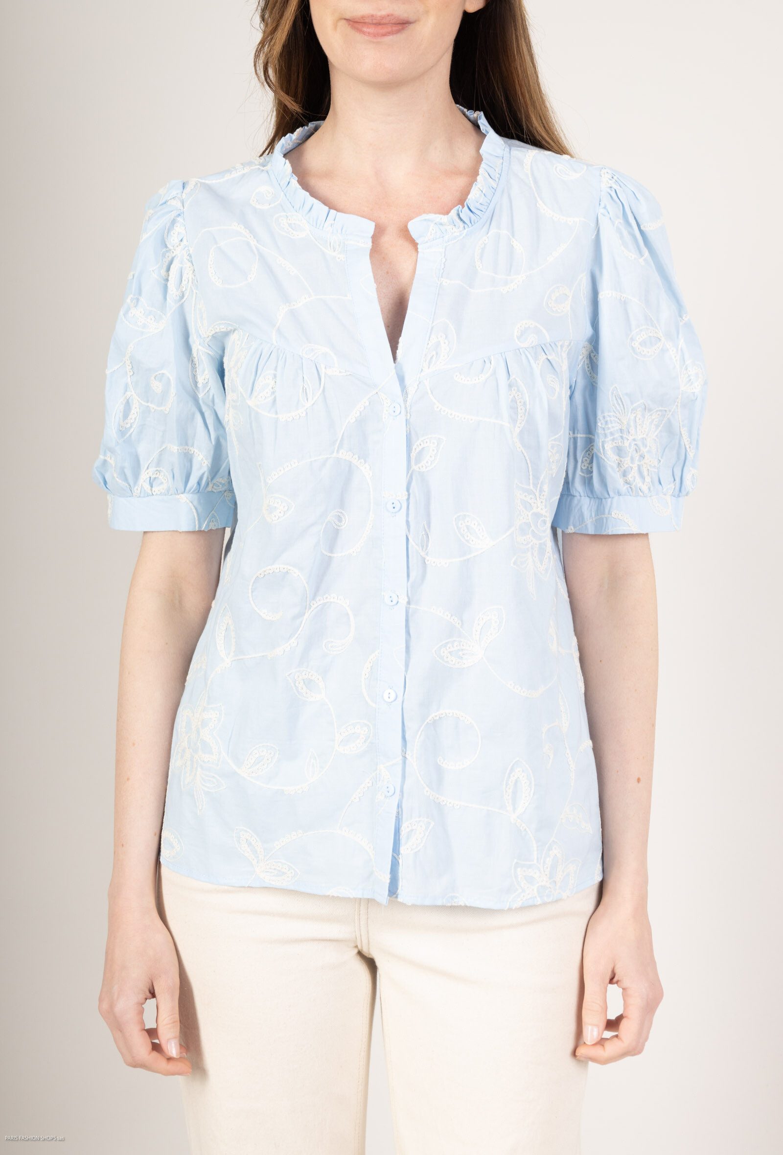 Flower printed shirt.
The model measures 177cm and carries the model in size S.