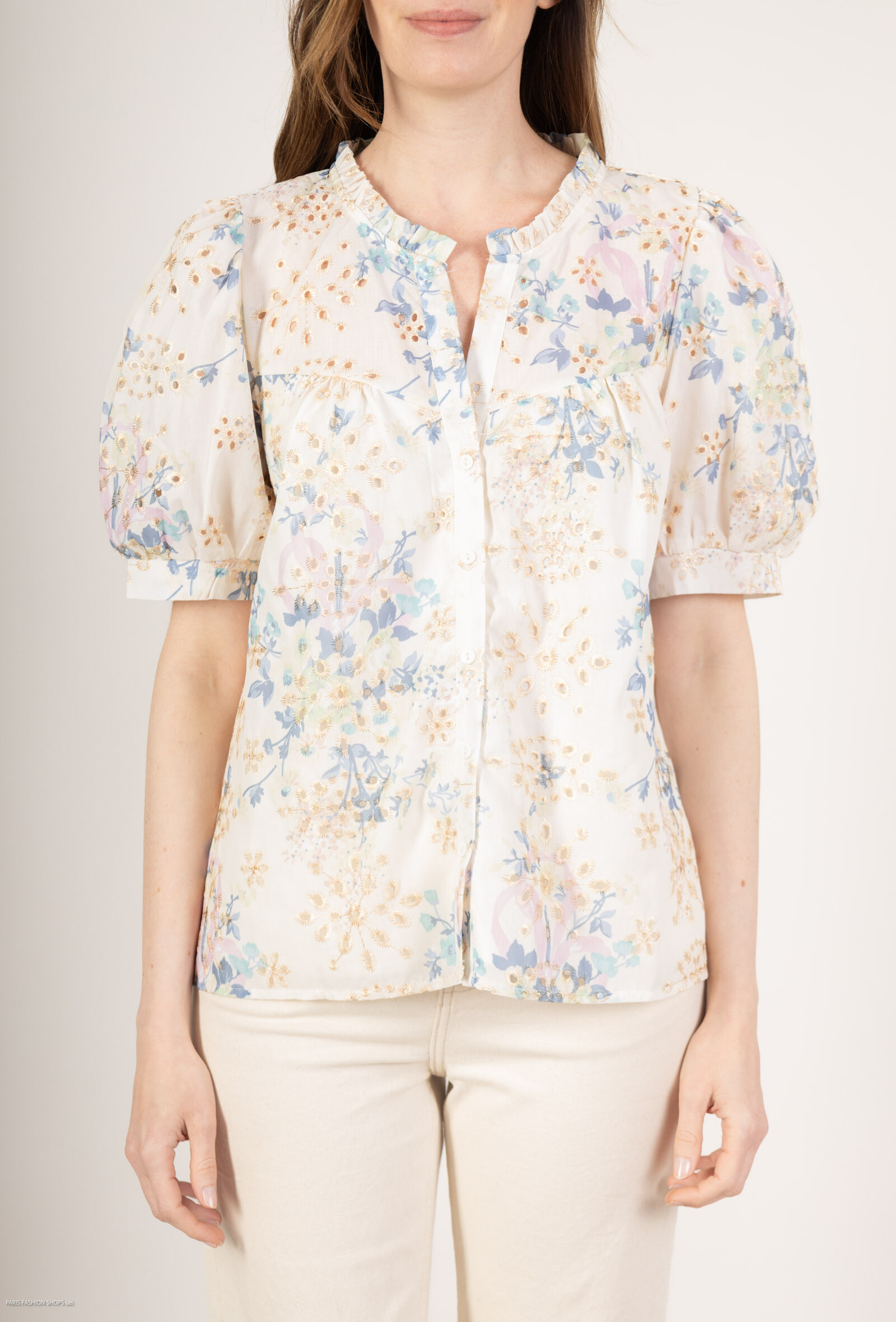 Flower printed shirt.
The model measures 177cm and carries the model in size S.