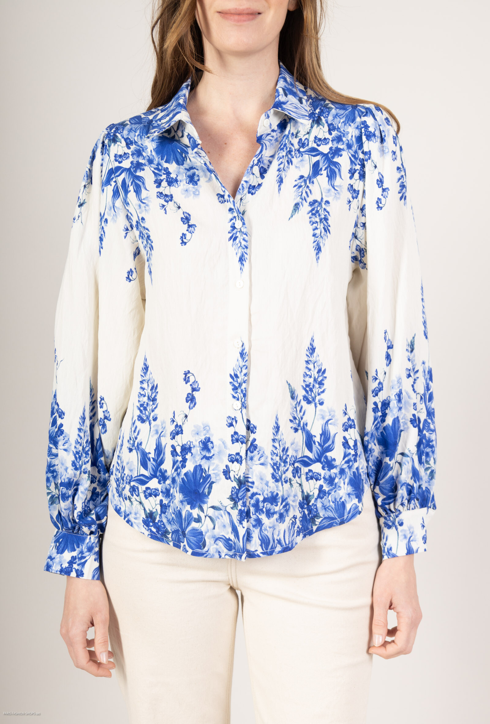 Flower printed shirt.
The model measures 177cm and carries the model in size S.