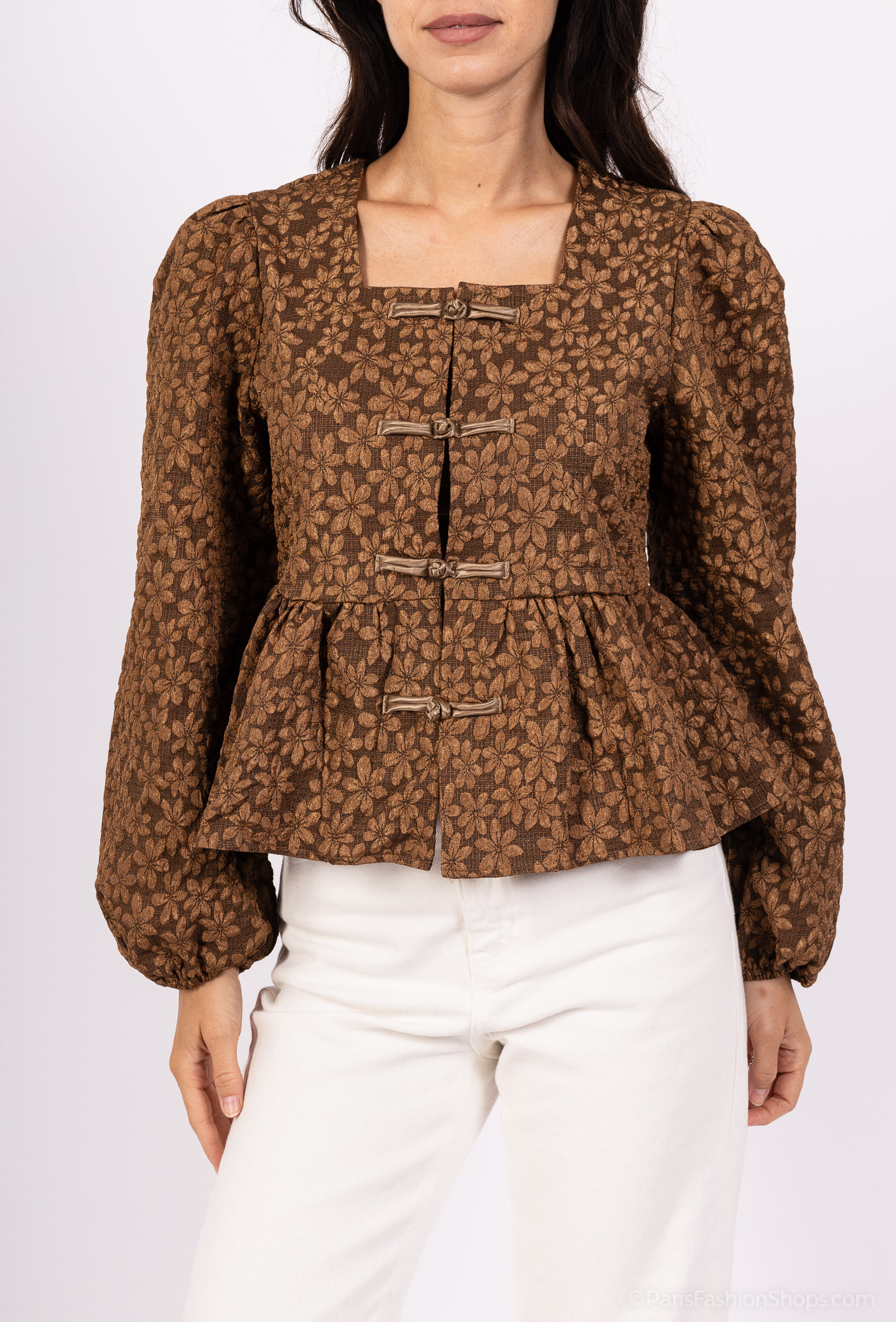 Add a touch of romance and refinement to your wardrobe with this feminine shirt with a flattering cut. This square collar shirt features long puff sleeves and button closure with jewel buttons. Its fitted cut with peplum enhances the silhouette. The model is 175cm tall and is wearing the size S. S/M= 36-40M ⁄ L= 38-42