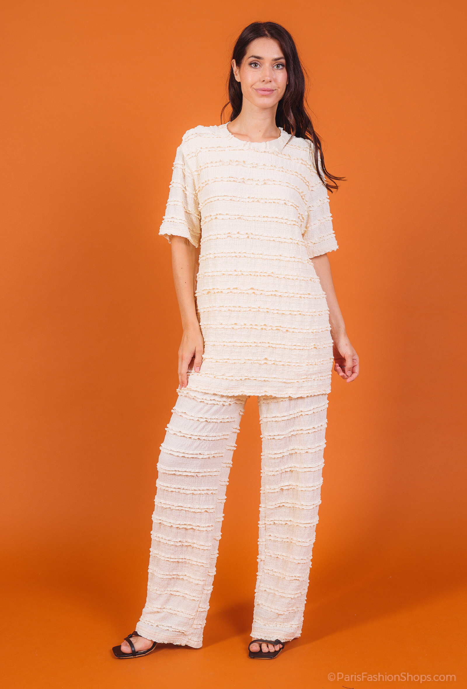 Add a touch of casual elegance to your wardrobe with this two-piece set in a decidedly modern style. Comprising a loose-fitting top with short sleeves and matching wide-leg pants, this set captivates with its textured relief material, perfect for a comfortable yet sophisticated look. The model is 175cm tall and is wearing a size S. S/M= 36-40M ⁄ L= 38-42