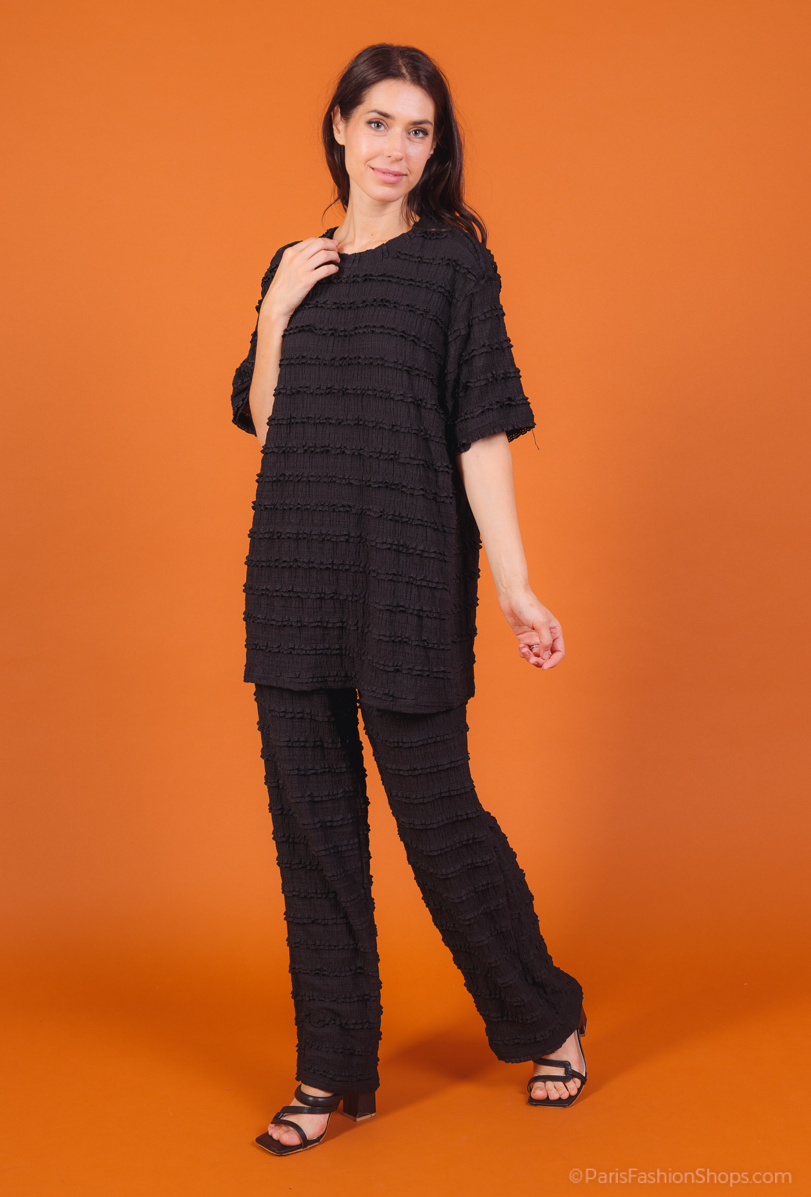 Add a touch of casual elegance to your wardrobe with this two-piece set in a decidedly modern style. Comprising a loose-fitting top with short sleeves and matching wide-leg pants, this set captivates with its textured relief material, perfect for a comfortable yet sophisticated look. The model is 175cm tall and is wearing a size S. S/M= 36-40M ⁄ L= 38-42