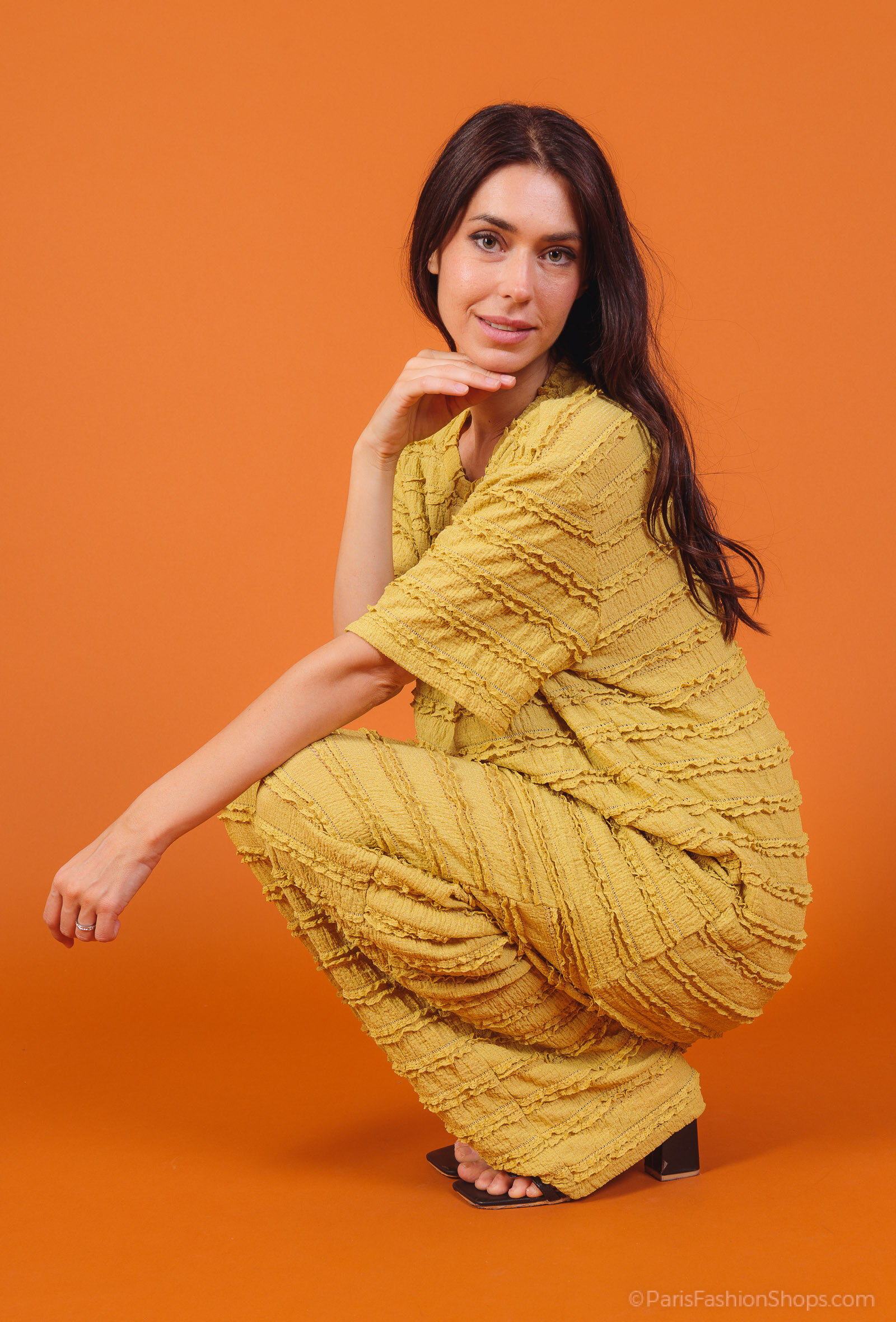 Add a touch of casual elegance to your wardrobe with this two-piece set in a decidedly modern style. Comprising a loose-fitting top with short sleeves and matching wide-leg pants, this set captivates with its textured relief material, perfect for a comfortable yet sophisticated look. The model is 175cm tall and is wearing a size S. S/M= 36-40M ⁄ L= 38-42