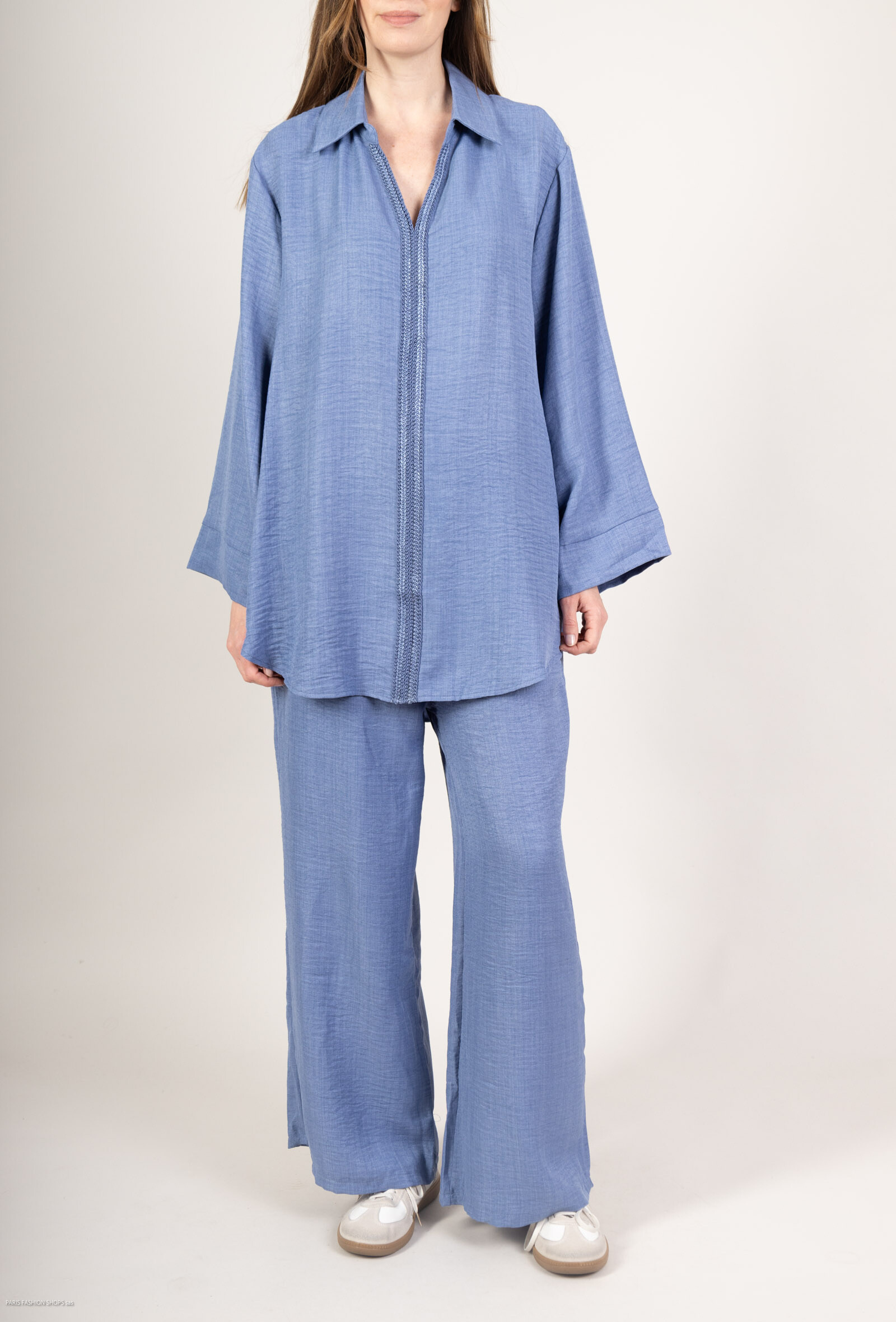 Ensemble uni chemise et pantalon.
La mannequin mesure 177cm et porte le modèle en taille S.
S ⁄ M=36-40
M ⁄ L=40-44