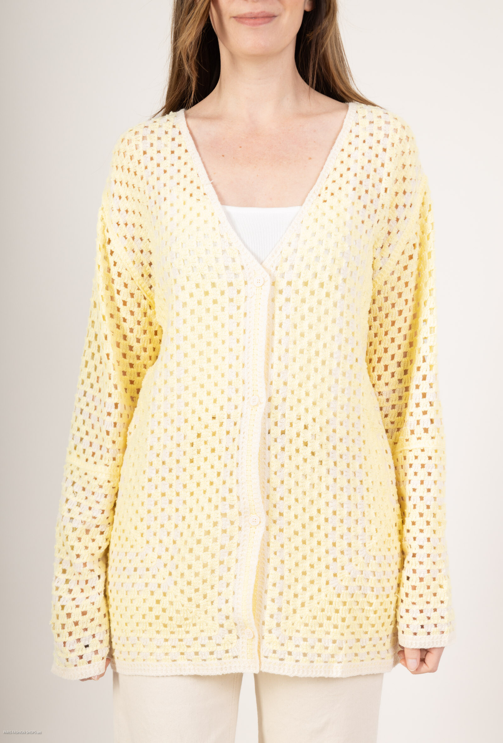 Grossiste Les Bonnes Copines - Gilet en crochet avec boutons