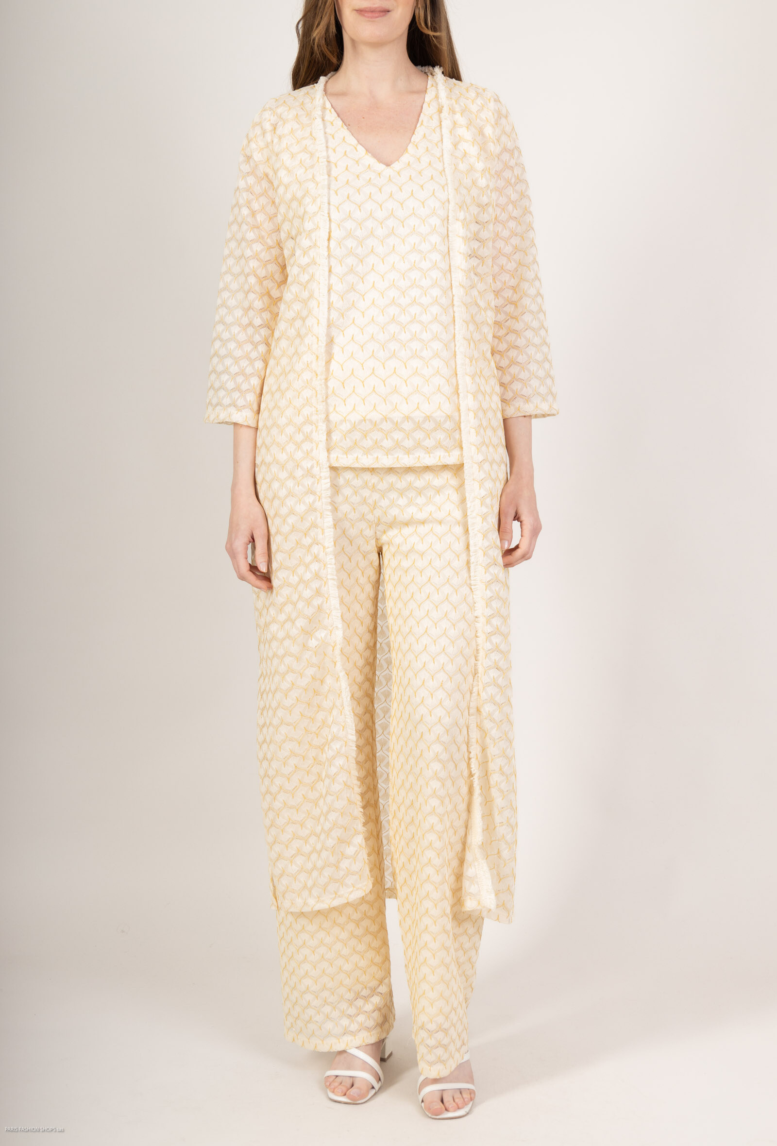 Kimono en crochet motifs zigzag.

La mannequin mesure 175cm et porte le modèle en taille S ⁄ M

S ⁄ M= 36-40
M ⁄ L= 38-42