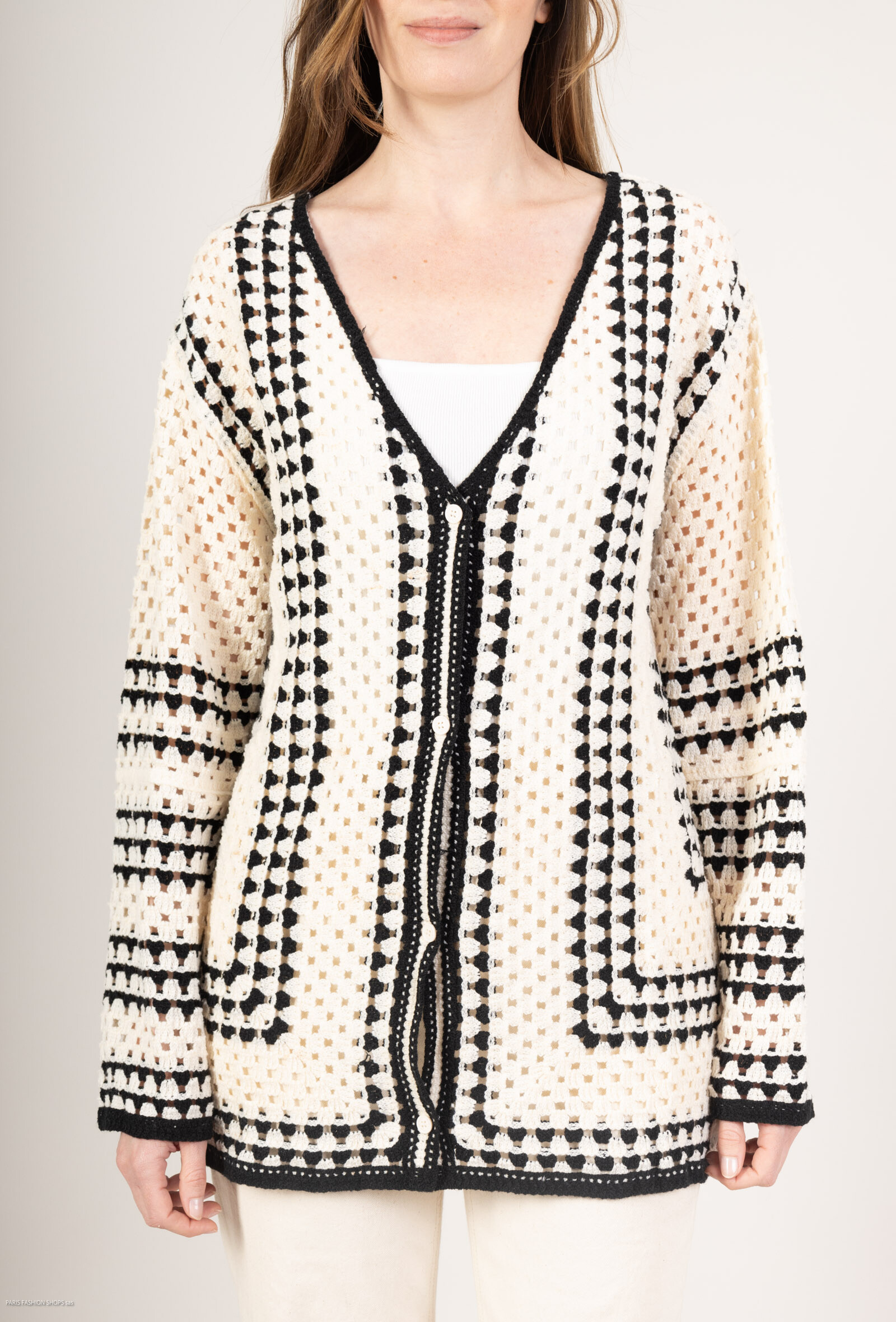 Grossiste Les Bonnes Copines - Gilet en crochet avec boutons