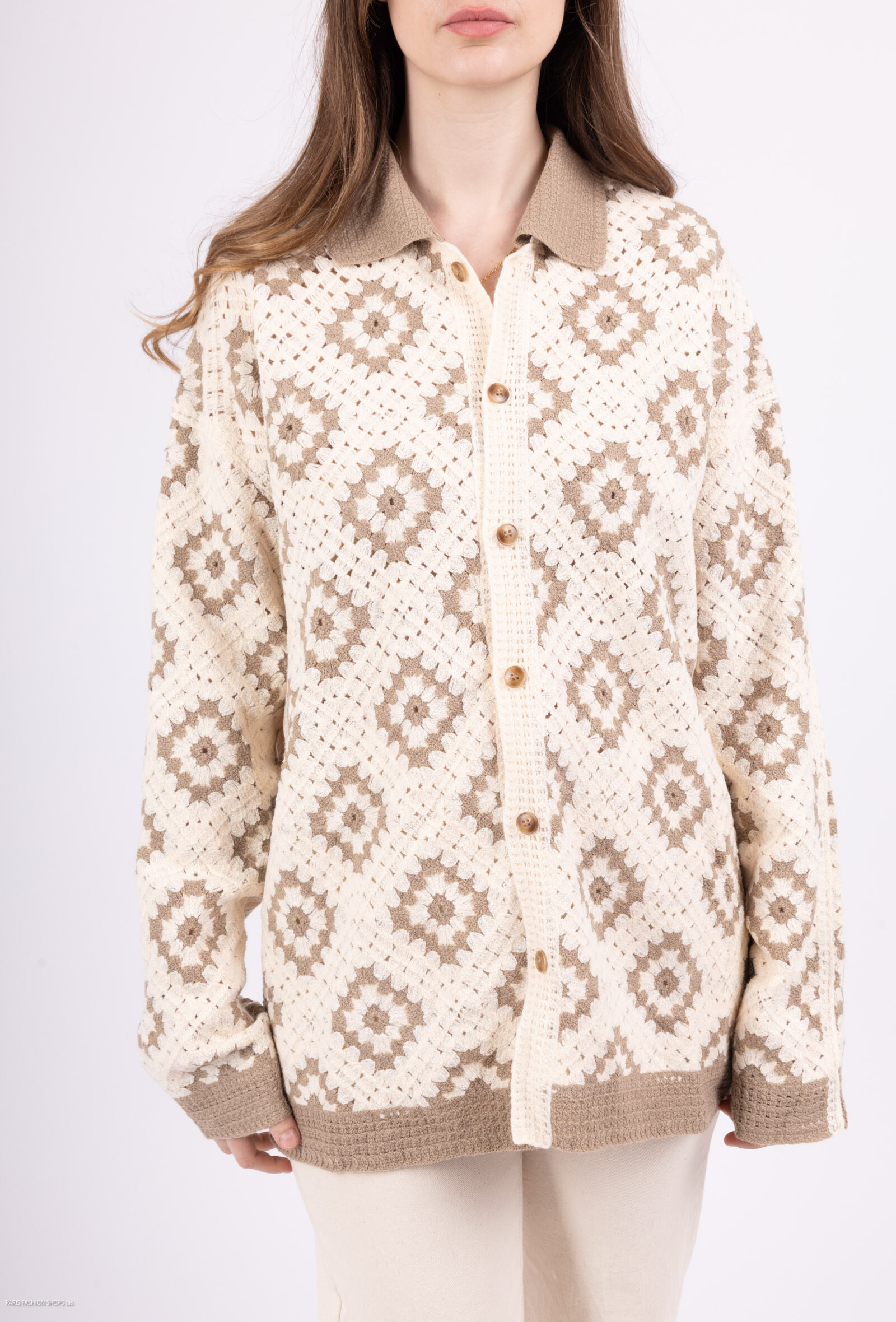 Grossiste Les Bonnes Copines - Gilet en crochet avec boutons et manches longues.