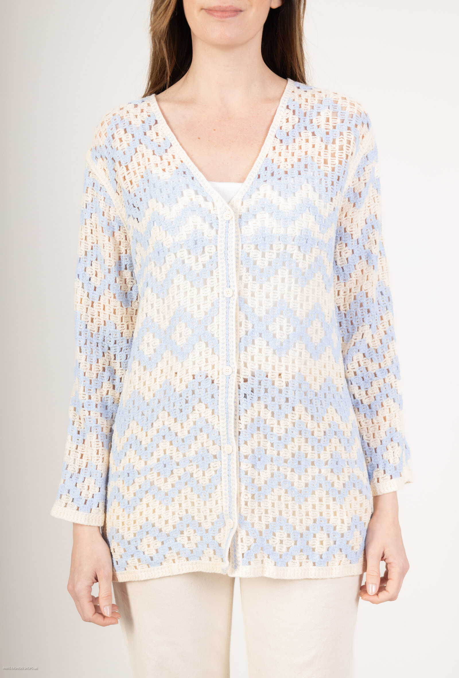 Gilet en crochet avec boutons et manches longues,col V

La mannequin mesure 175cm et porte le modèle en taille S.

TU=36-42