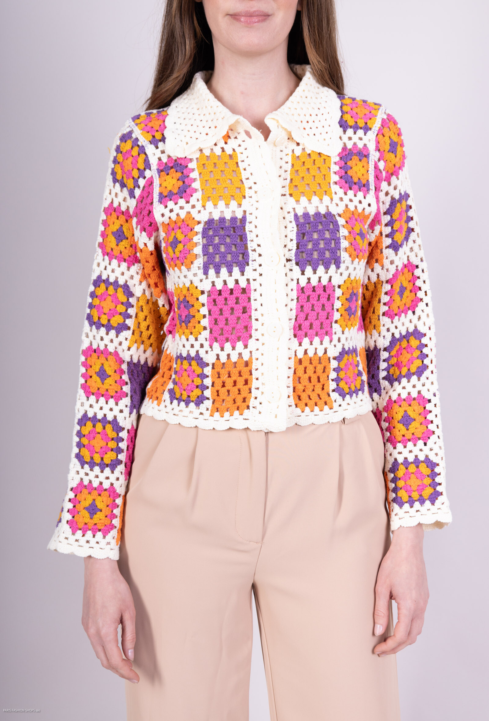 Grossiste Les Bonnes Copines - Gilet multicolore en crochet avec boutons