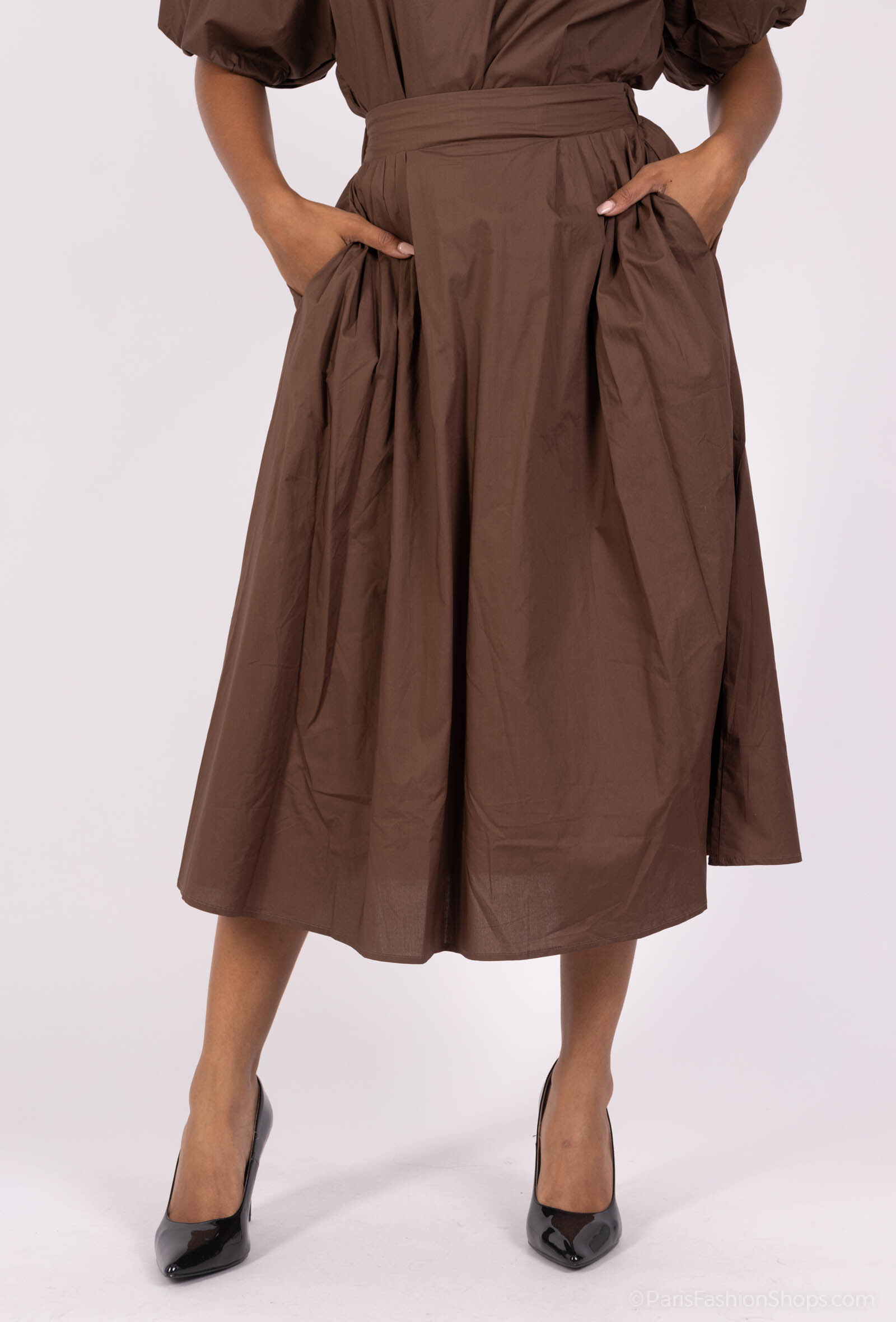 Elegant and casual, this midi skirt is perfect for all your outfits. Made of soft cotton, it drapes naturally with flattering pleats. The high waist cut accentuates the silhouette, while the side pockets add a practical touch. The model is 177cm tall and wears the size S. S ⁄ M=36-40 M ⁄ L=40-44