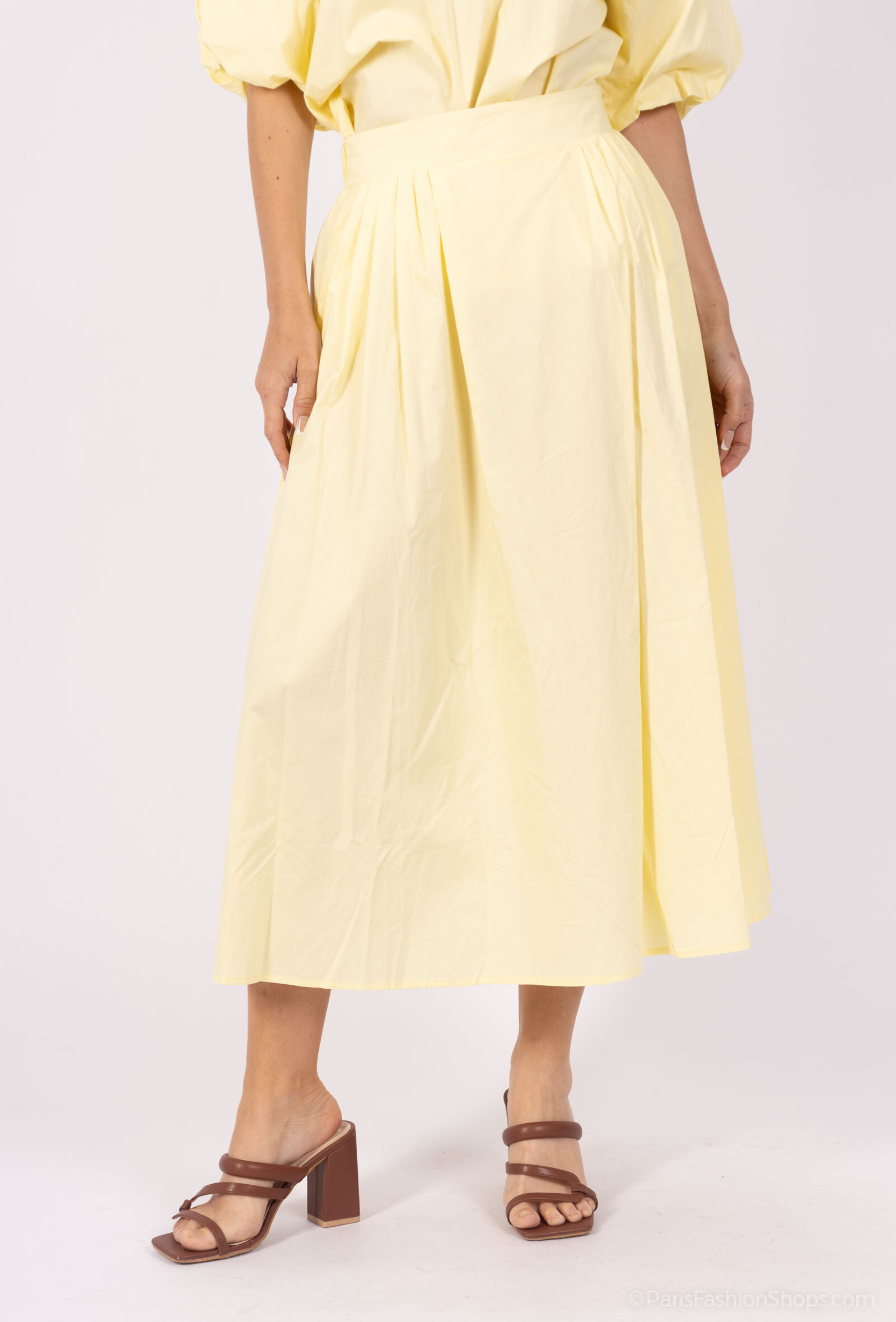 Elegant and casual, this midi skirt is perfect for all your outfits. Made of soft cotton, it drapes naturally with flattering pleats. The high waist cut accentuates the silhouette, while the side pockets add a practical touch. The model is 177cm tall and wears the size S. S ⁄ M=36-40 M ⁄ L=40-44
