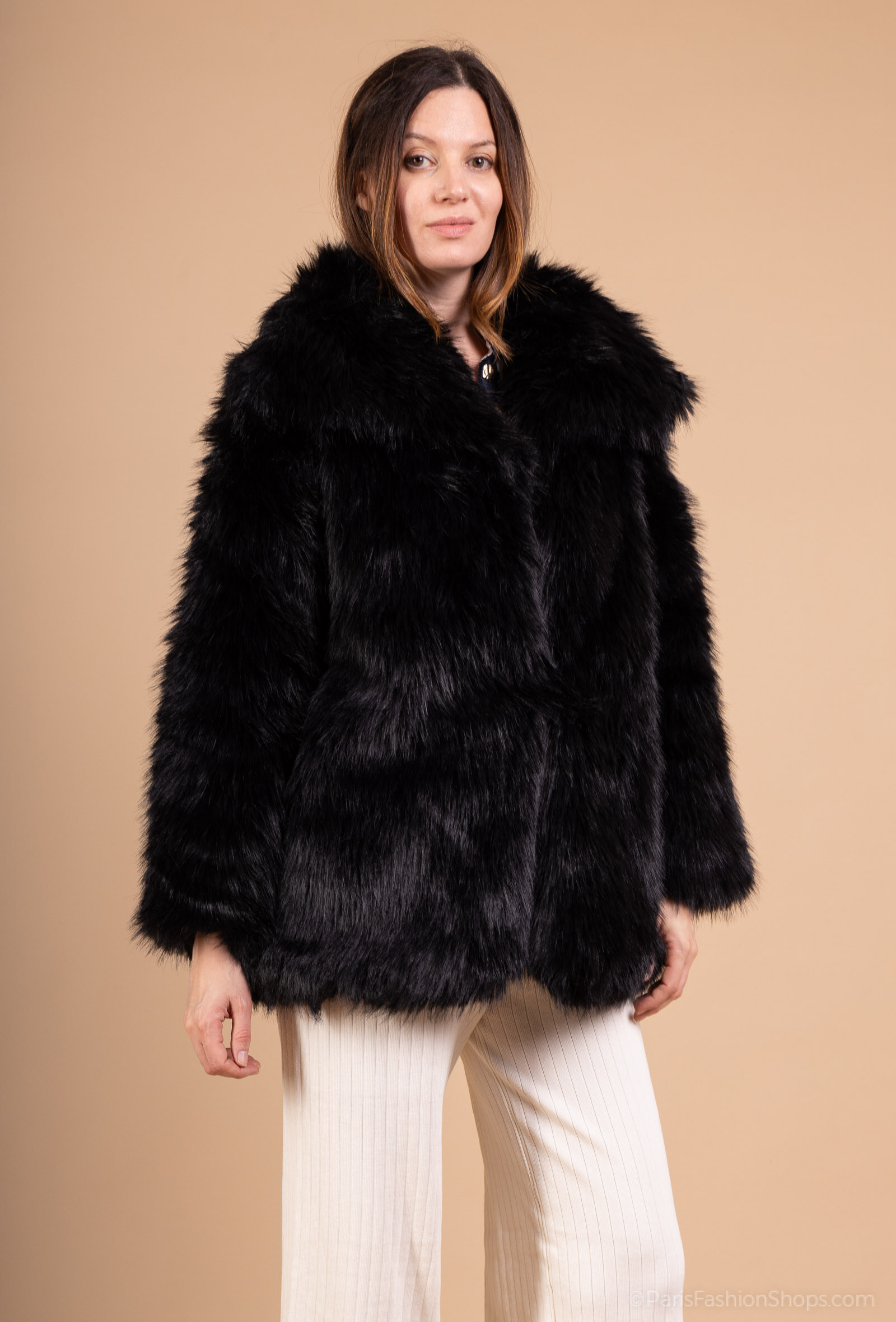 Grossiste Les Bonnes Copines - Manteau court en fausse fourrure –