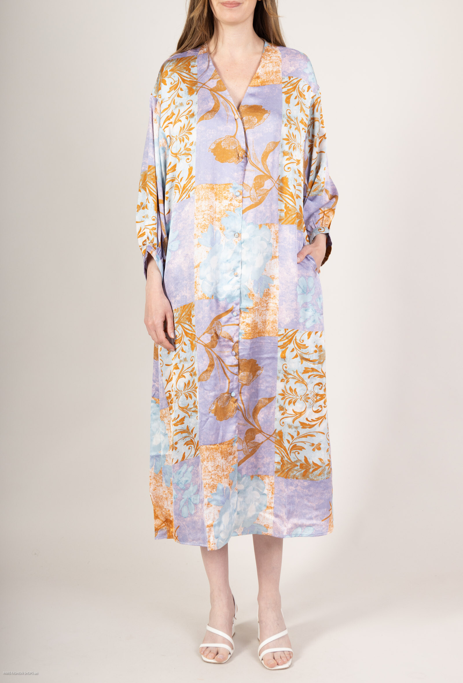 Robe ample imprimée col V,avec poches et robe boutonné sur toute la longueur

La mannequin mesure 177cm et porte le modèle en taille S.

S ⁄ M=36-40
M ⁄ L=40-44