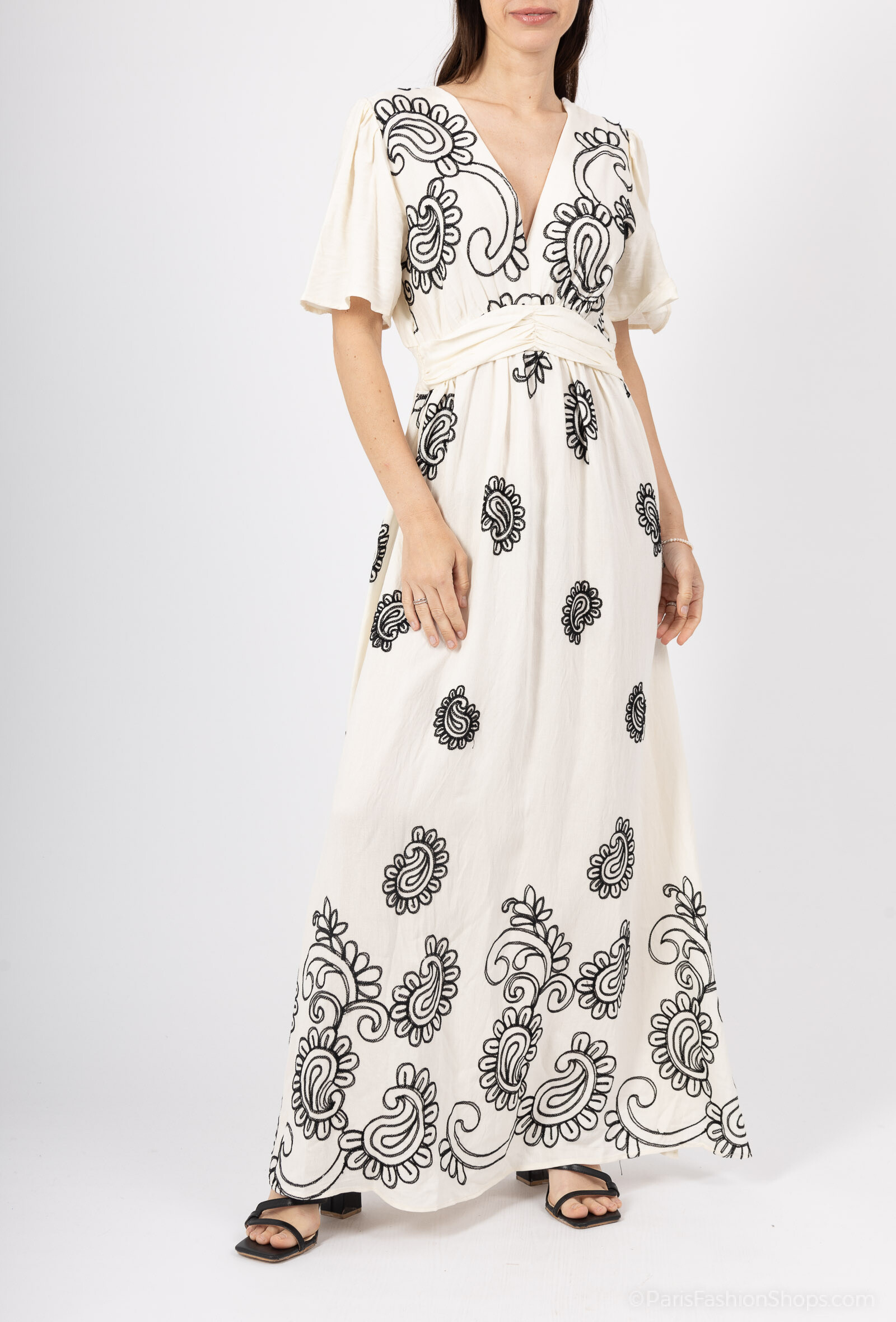 Grossiste Les Bonnes Copines - Robe brodé manches courtes à volants.