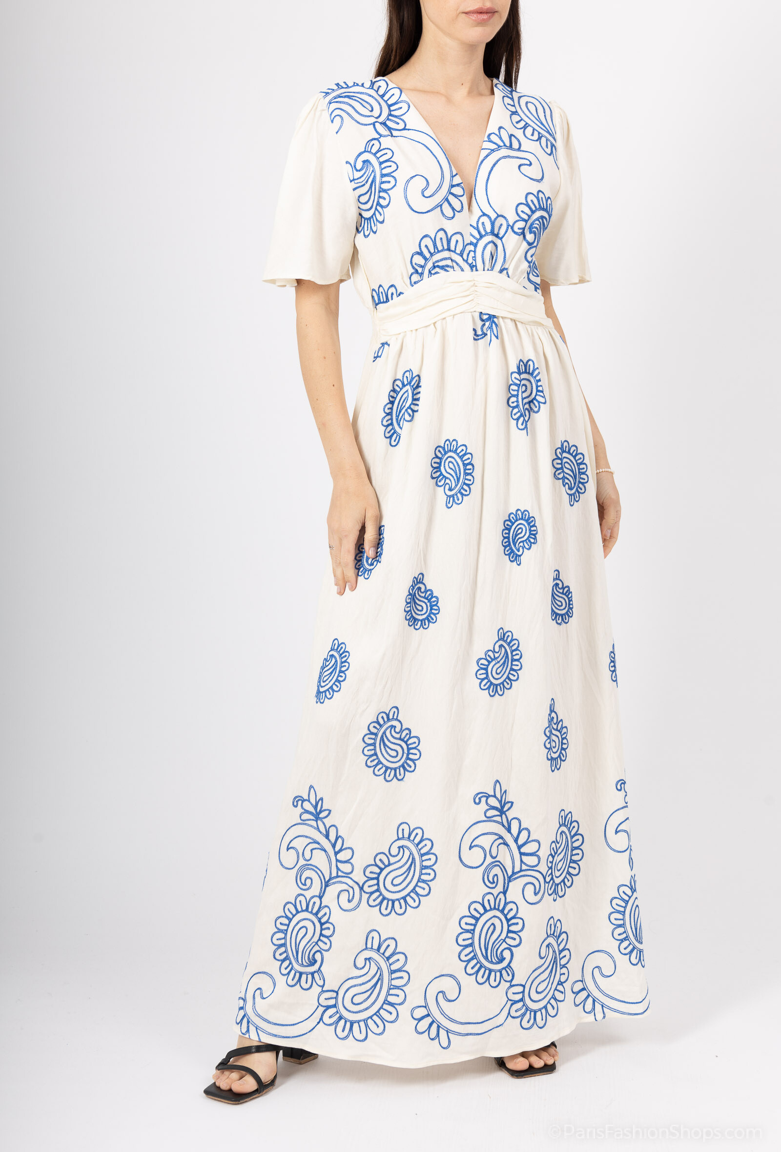 Grossiste Les Bonnes Copines - Robe brodé manches courtes à volants.