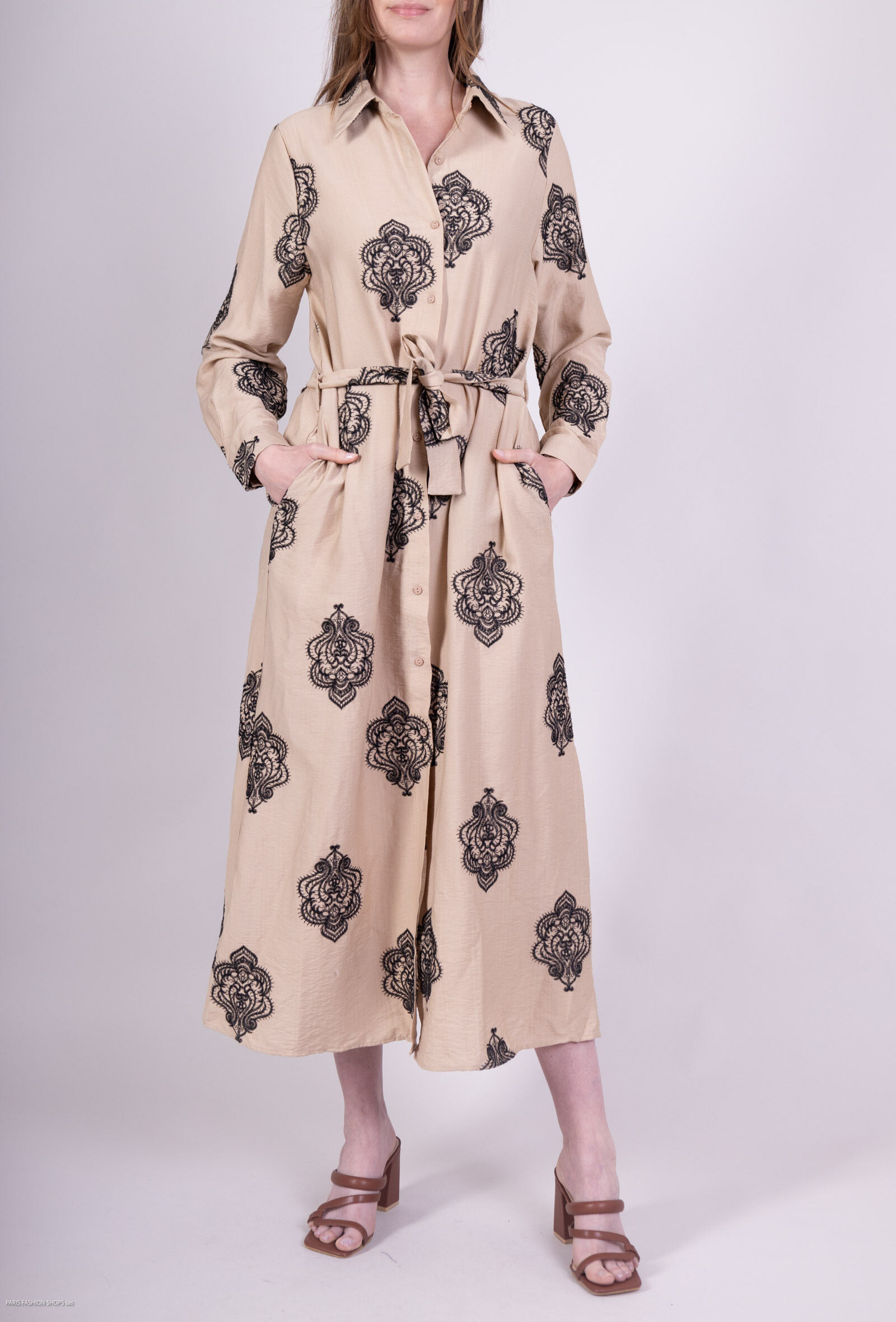Grossiste Les Bonnes Copines - Robe ample brodé fleurs avec ceinture