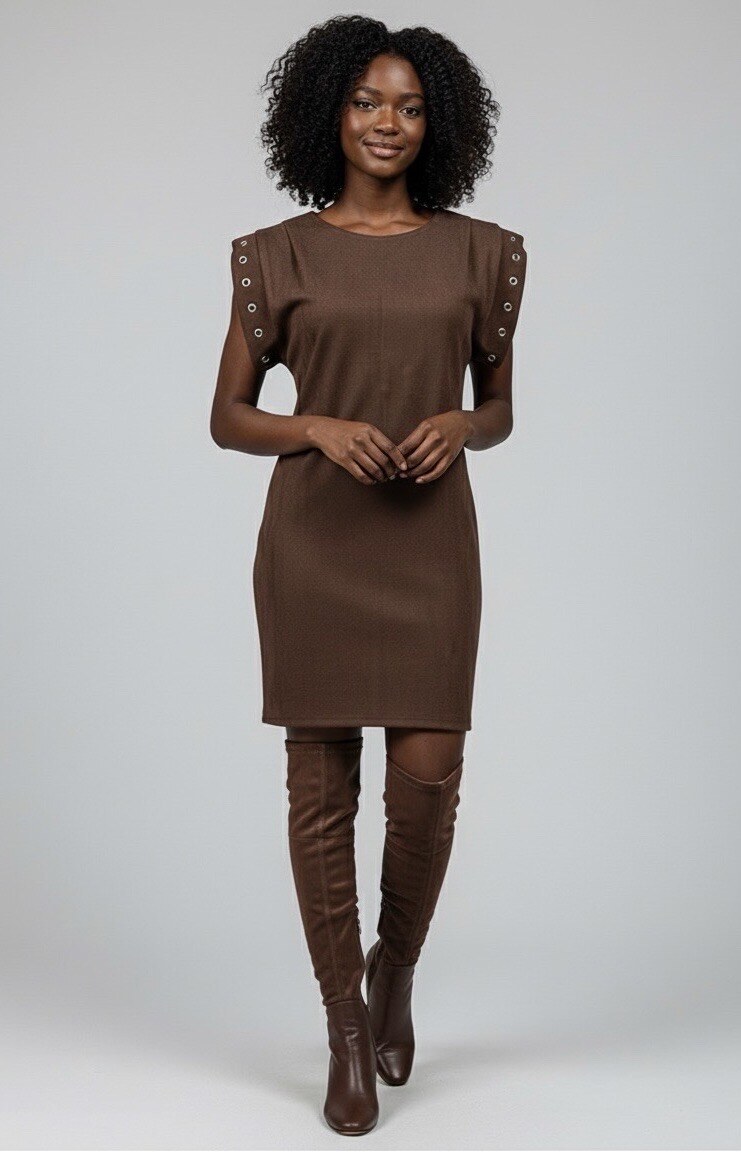 Adoptez un style chic et contemporain avec cette robe en suédine droite couleur chocolat, conçue pour sublimer la silhouette tout en offrant un confort optimal. Sa coupe épurée est modernisée par des manches structurées ornées d’une rangée d’œillets métalliques, apportant une touche tendance et sophistiquée. rond classique.Manches courtes à épaules structurées décorées d’œillets.Fermeture zip discret au dos.
La mannequin le modèle en taille S/M