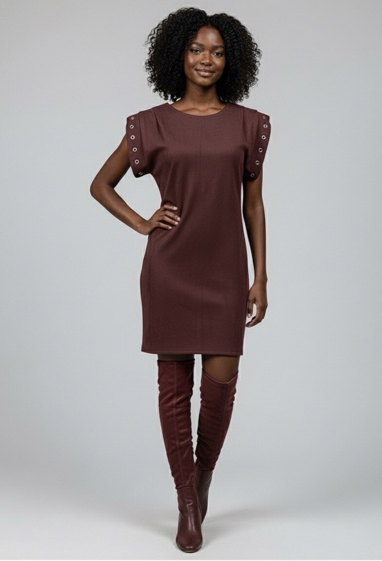 Adoptez un style chic et contemporain avec cette robe en suédine droite couleur bordeaux, conçue pour sublimer la silhouette tout en offrant un confort optimal. Sa coupe épurée est modernisée par des manches structurées ornées d’une rangée d’œillets métalliques, apportant une touche tendance et sophistiquée. rond classique.Manches courtes à épaules structurées décorées d’œillets.Fermeture zip discret au dos.
La mannequin le modèle en taille S/M