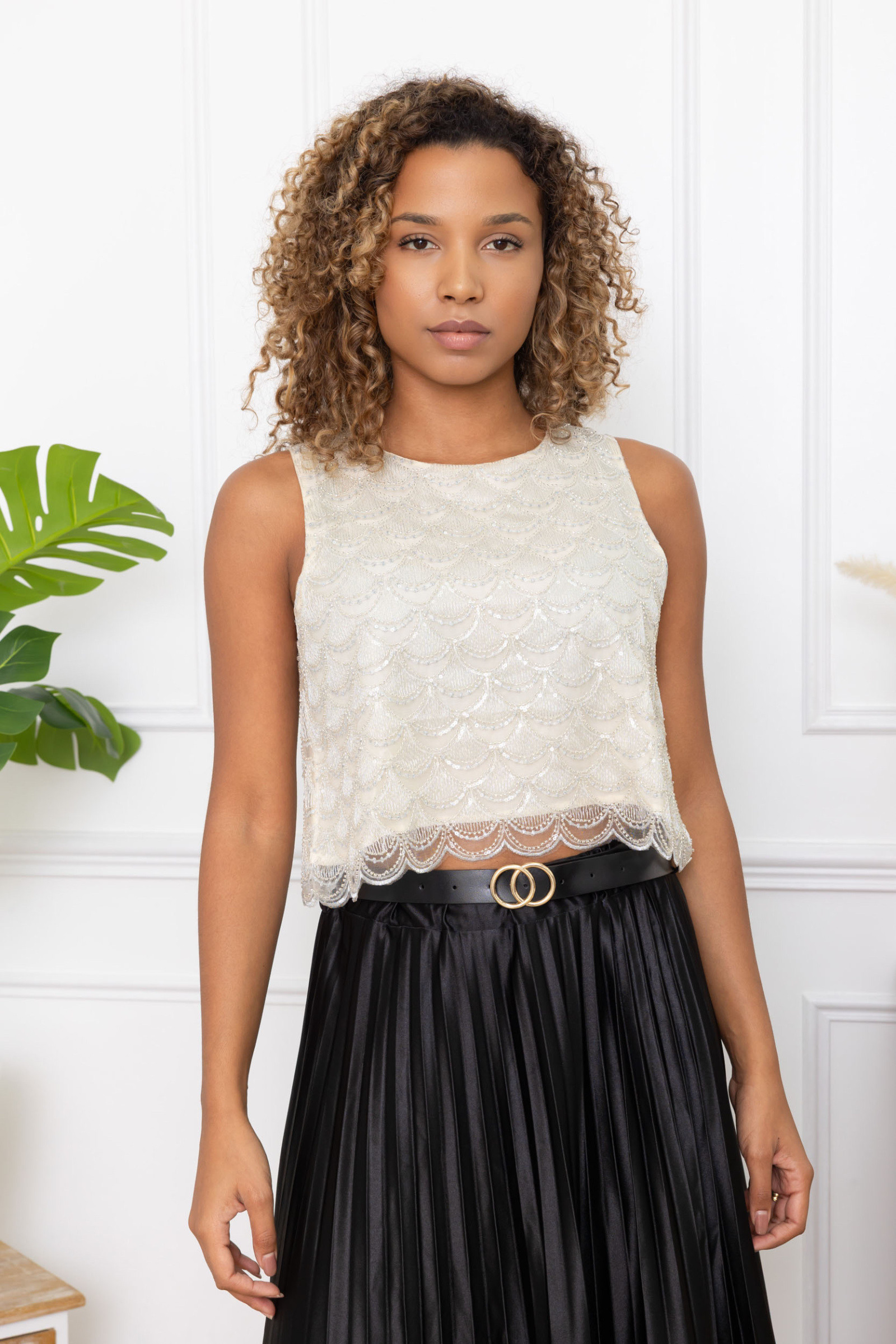 Wholesaler Les Bonnes Copines - Cropped lace top with pearls and sequins