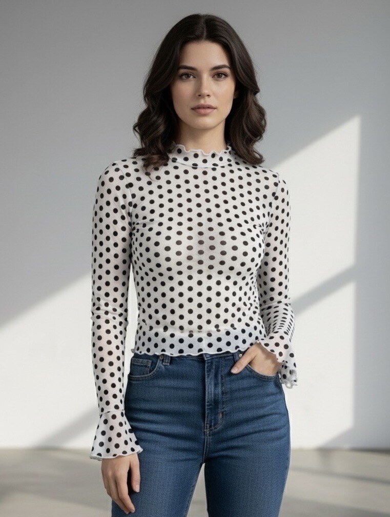 Apportez une touche de sophistication à votre tenue avec ce top transparent à pois, aussi élégant que tendance. col montant légèrement ondulé et Manches longues avec poignets volantés pour une finition féminine. Blanc avec pois noirs, Transparence légère pour un look chic.
La mannequin le modèle en taille S