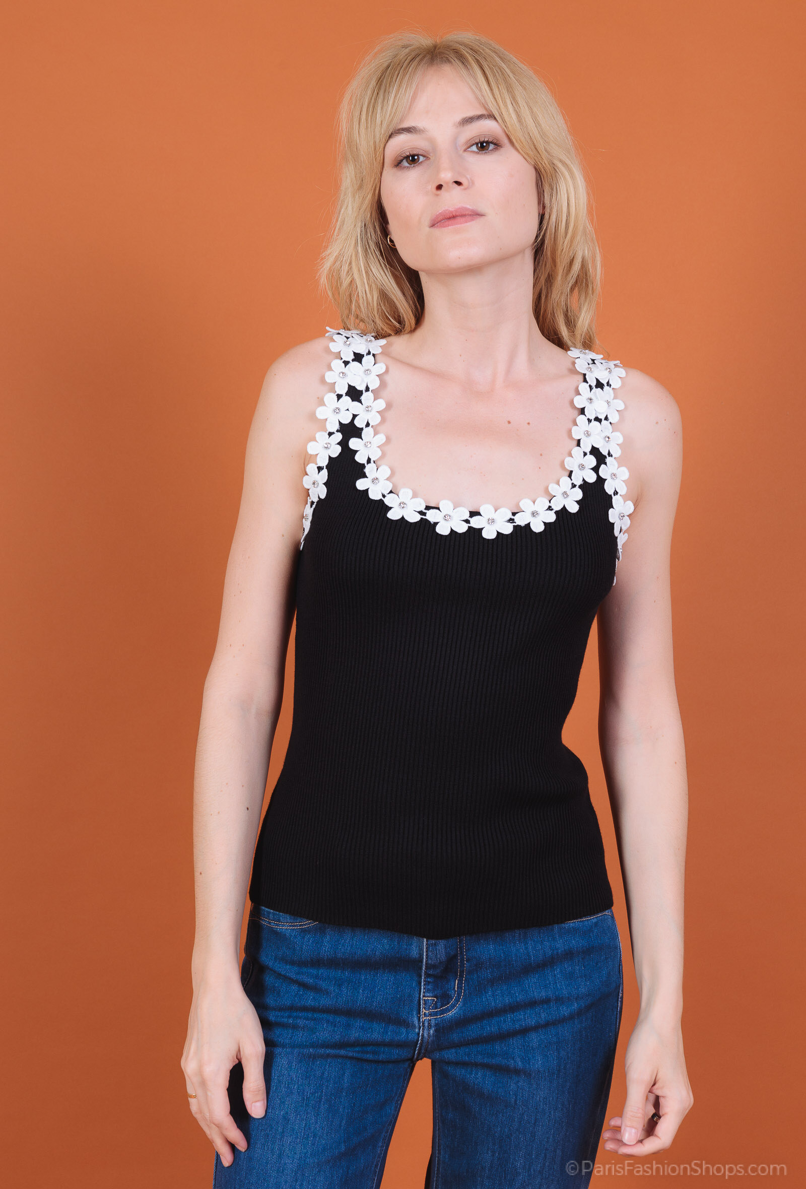 Découvrez ce top incontournable pour une allure chic et raffinée. Conçu avec des matières douces et respirantes, ce vêtement allie confort et style. Ce top sans manches à col U, avec sa coupe ajustée et ses détails subtils comme des broderies discrètes, est une pièce polyvalente, parfaite pour être portée en journée comme en soirée. Taille unique 36-42.