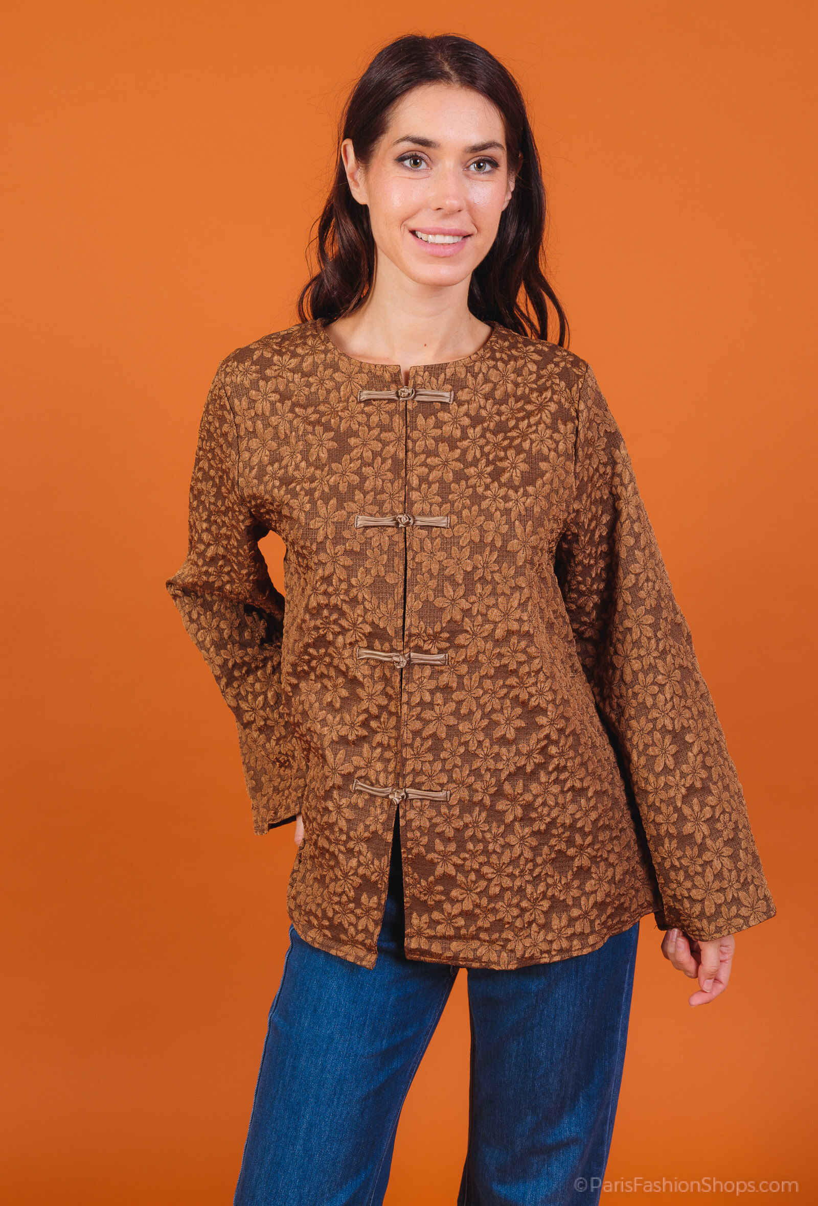 Add a touch of romance and refinement to your wardrobe with this feminine jacket with a flattering cut. This round neck shirt has long puffy sleeves and button closure with jewel buttons. Its fitted peplum cut enhances the silhouette. The model is 175cm tall and is wearing the size S. S/M= 36-40M ⁄ L= 38-42