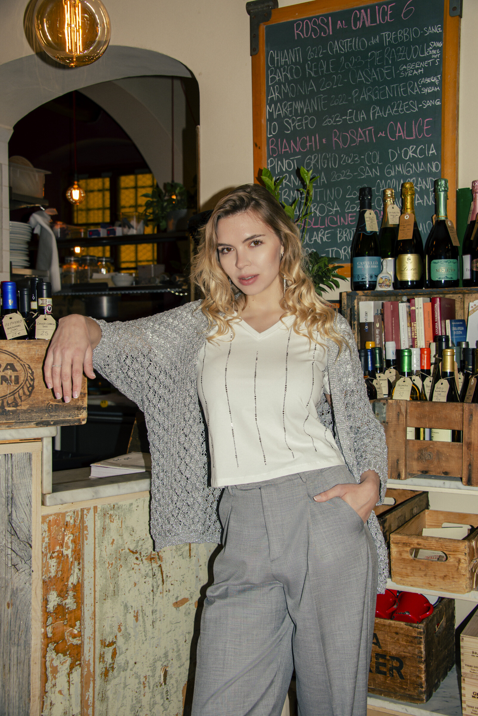 Grossiste LI.FE STYLE - Cardigan argent viscose et lurex motif feuille, bords côtelés.