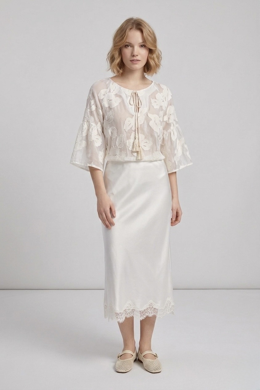 Mayorista LI.FE STYLE - Blusa Aura de organza de lyocell con bordados florales 3D y borlas
