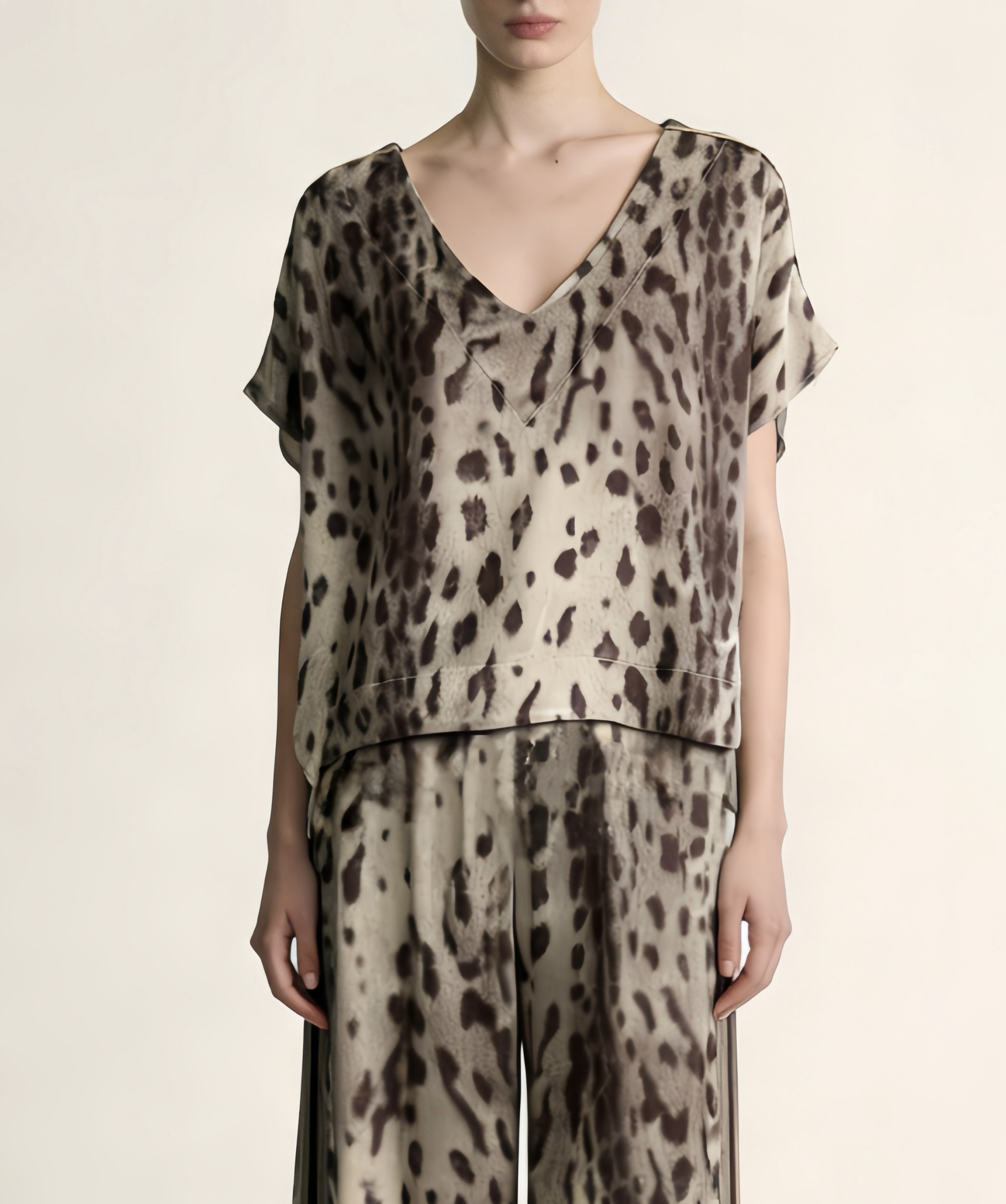 Großhändler LI.FE STYLE - Bluse mit Animal-Print aus weichem Viskosesatin mit kurzen Ärmeln