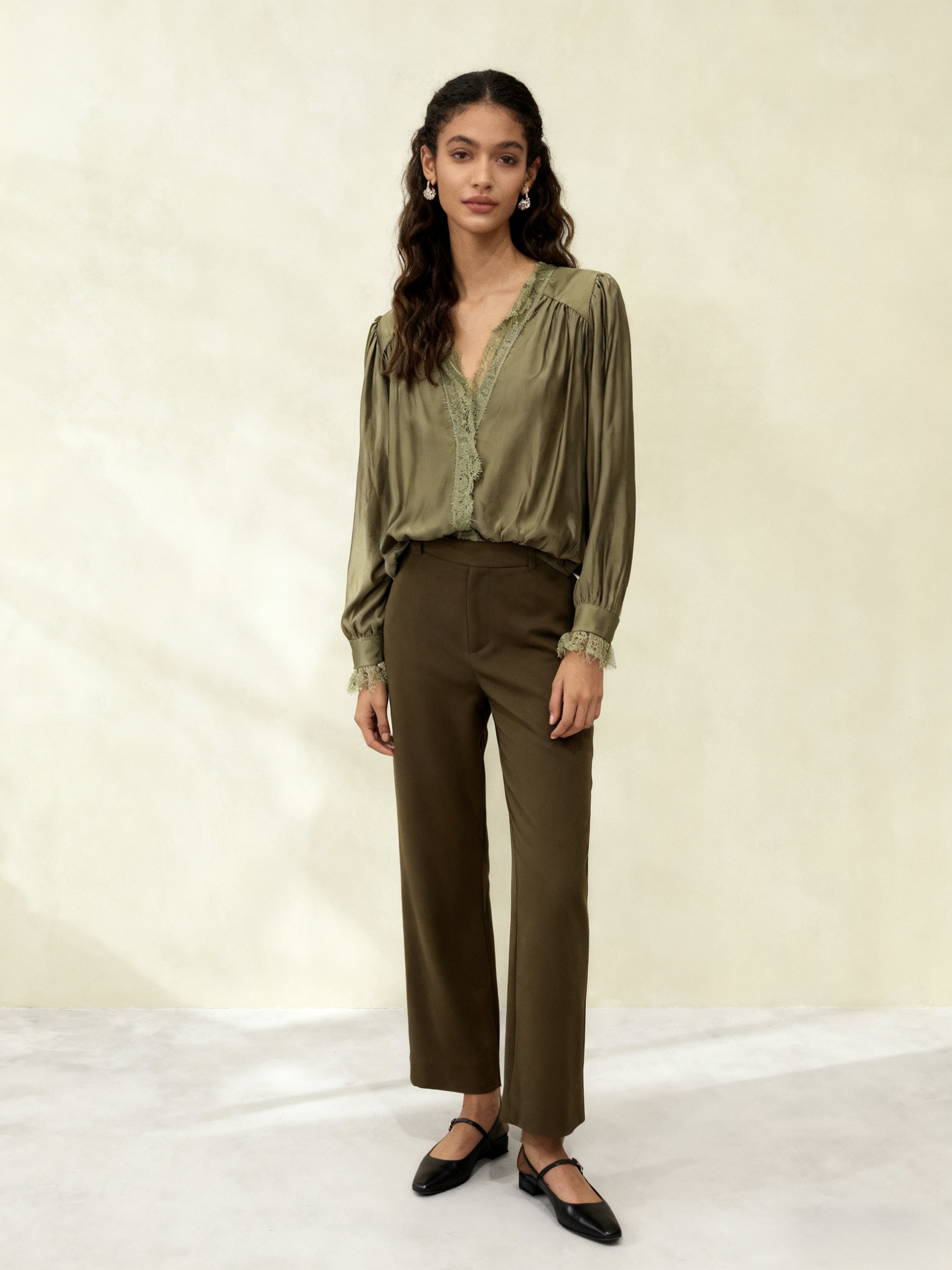 Grossiste LI.FE STYLE - Blouse romantique verte à manches longues avec dentelle