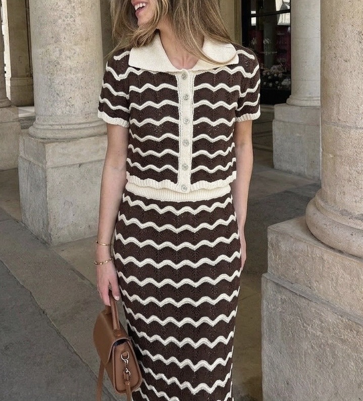 Großhändler LI.FE STYLE - Riviera Chic Koordinierter Look im Malibu Häkelstrick – Top mit Kragen und Maxi-Wellenrock
