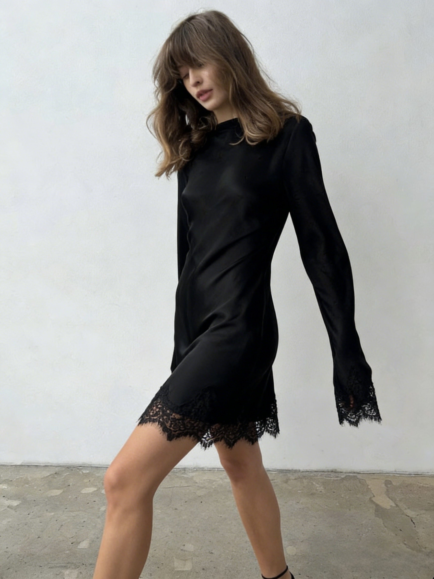 Grossiste LI.FE STYLE - Robe courte en satin de soie avec détails en dentelle Chantilly