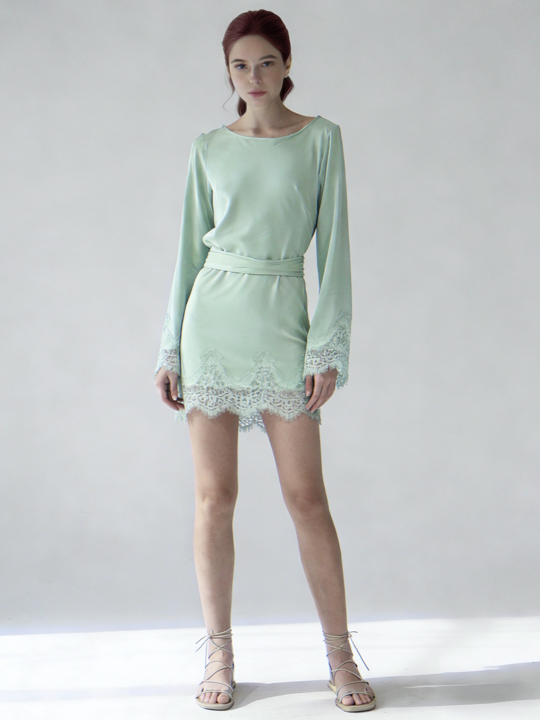 Grossiste LI.FE STYLE - Robe courte en satin de soie avec détails en dentelle Chantilly