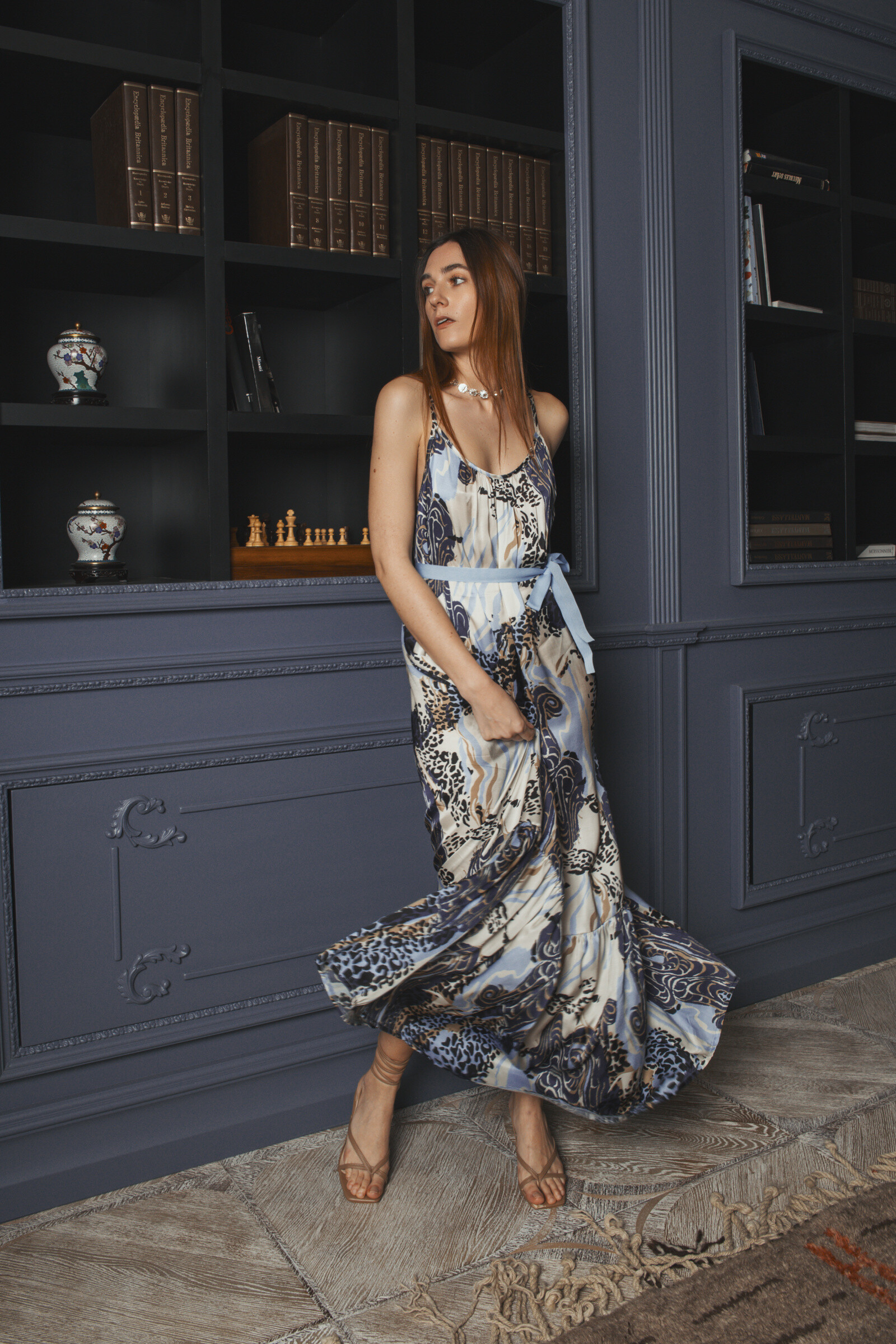 Grossiste LI.FE STYLE - Longue robe fluide fantastique en satin de viscose avec des volants élégants