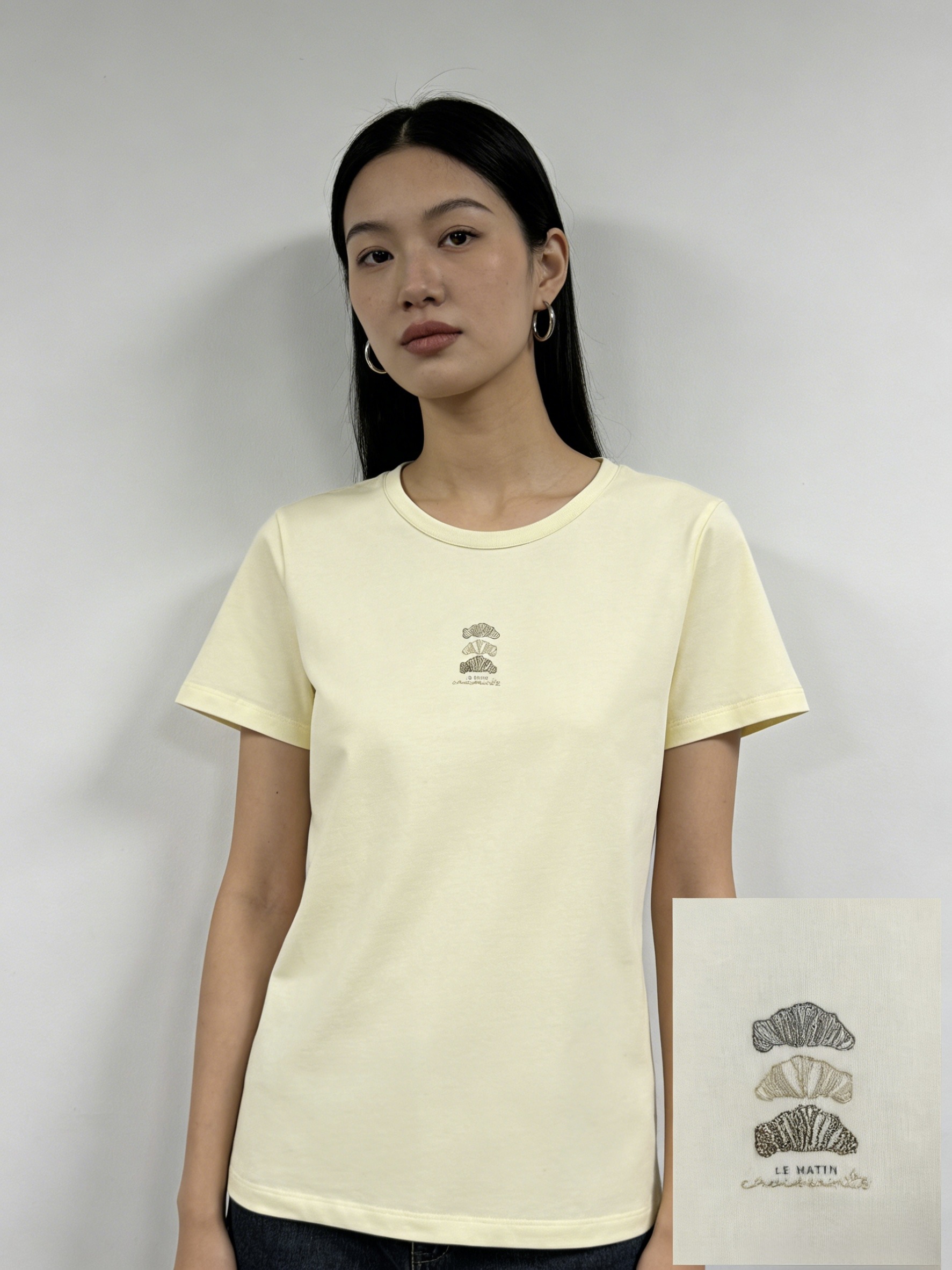 Großhändler LI.FE STYLE - Cremegelbes T-Shirt mit Stickerei Drei Croissants und Text LE MATIN