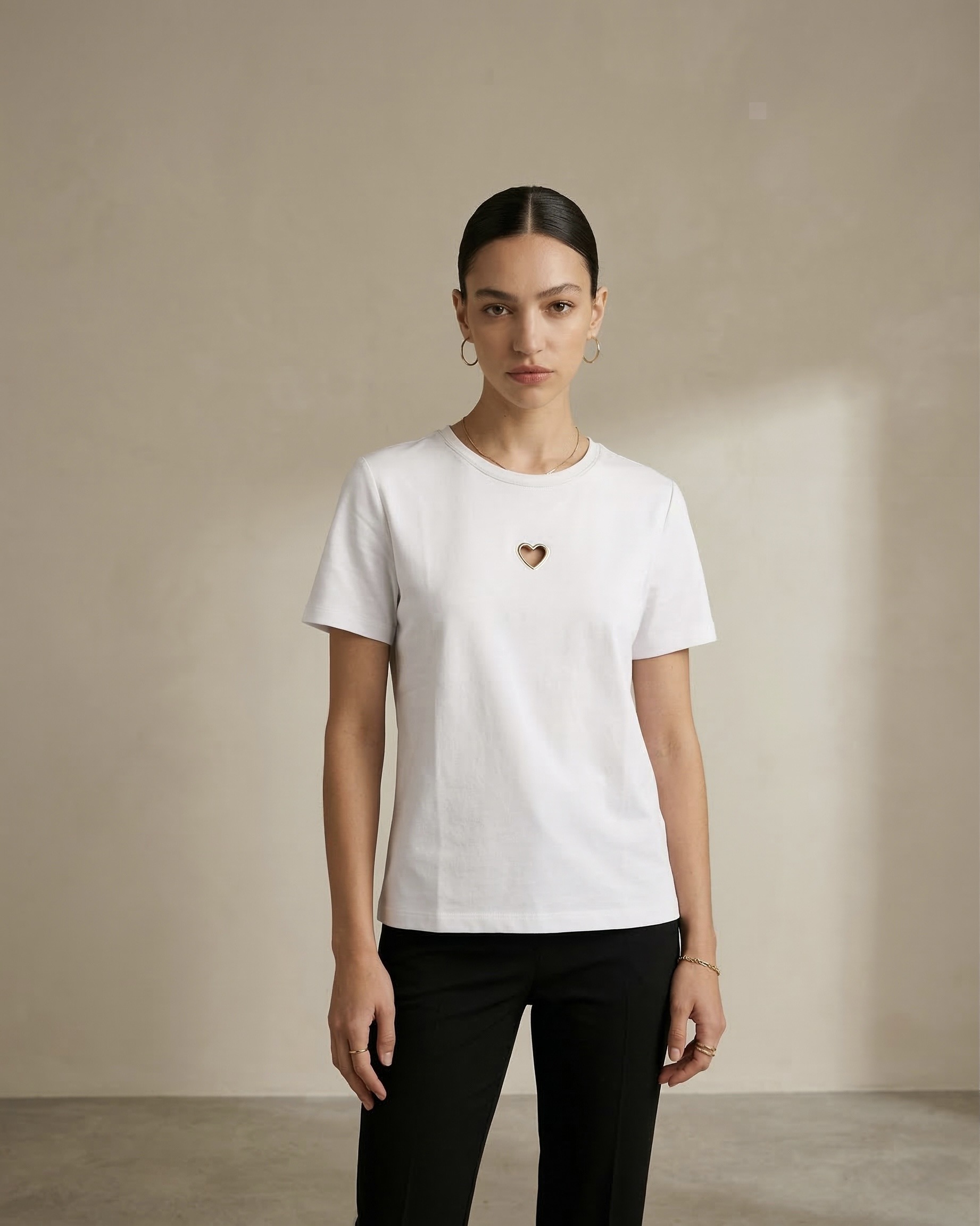 Grossista LI.FE STYLE - T-Shirt girocollo con Dettaglio Cut-Out a Cuore