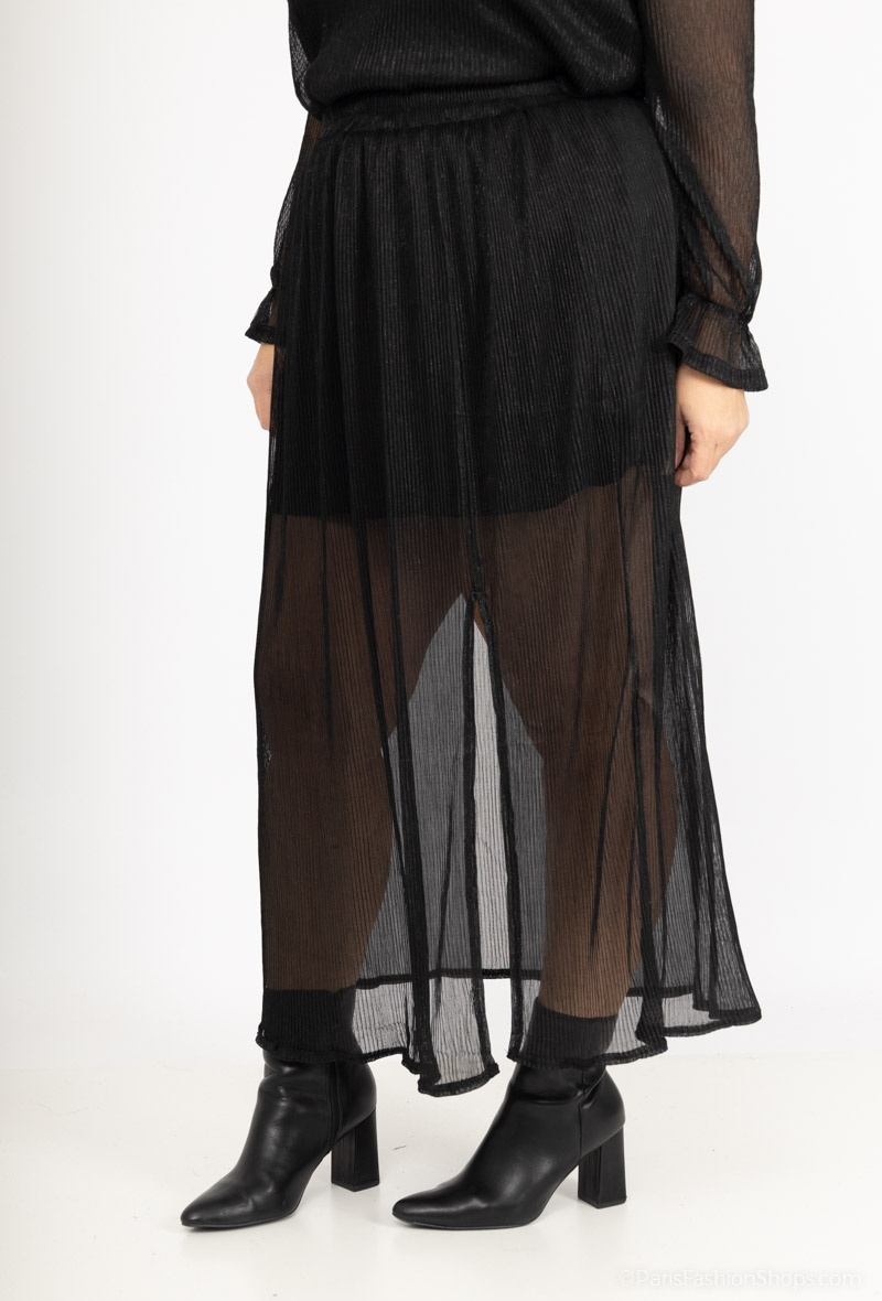 Grossiste Lilie Plus - La jupe longue est faite d'un tissu plissé métallique grande taille