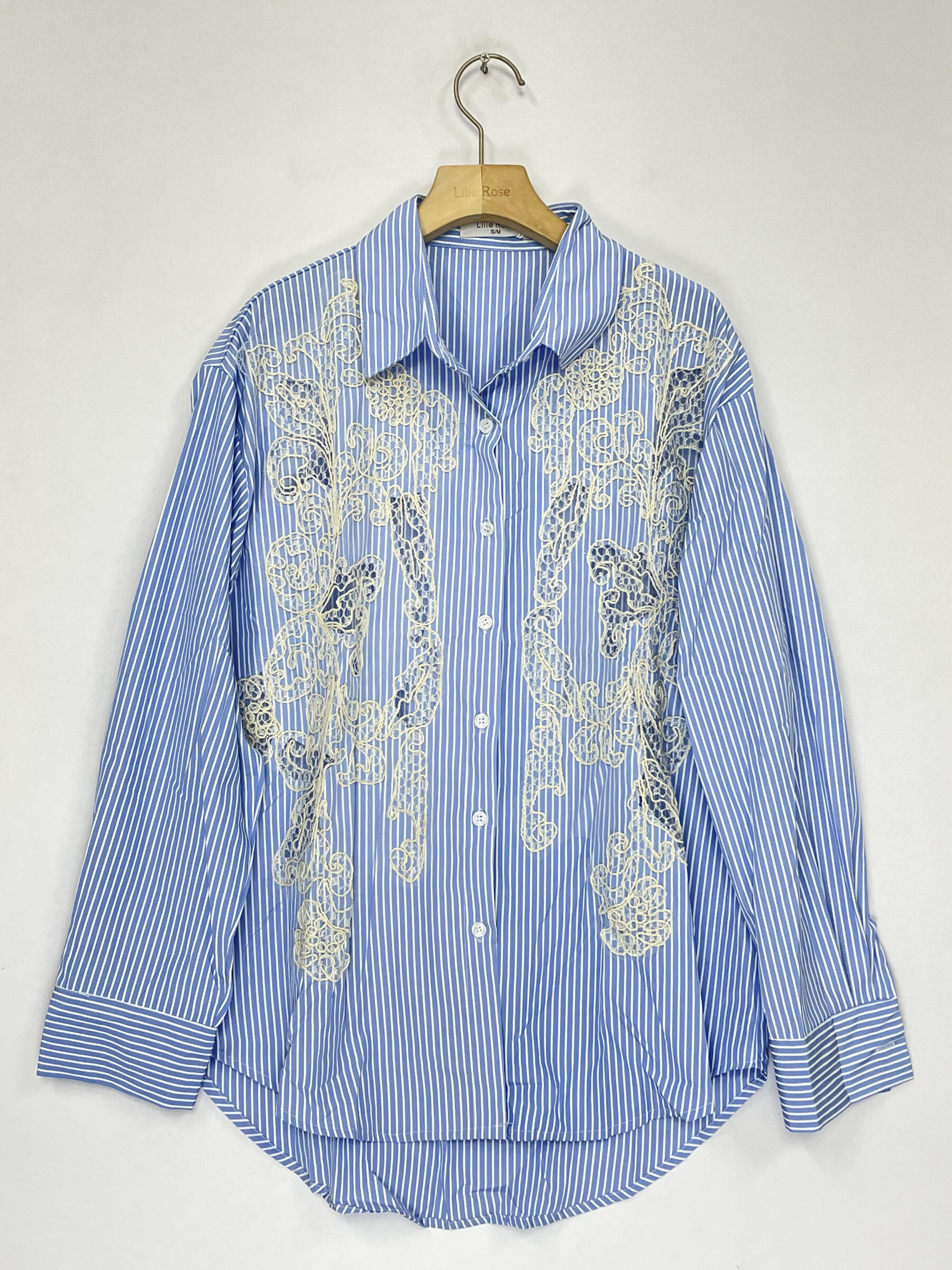 Light spring shirt, viscose and polyester, perfect for summer evenings, made in China, 2025 collection.
